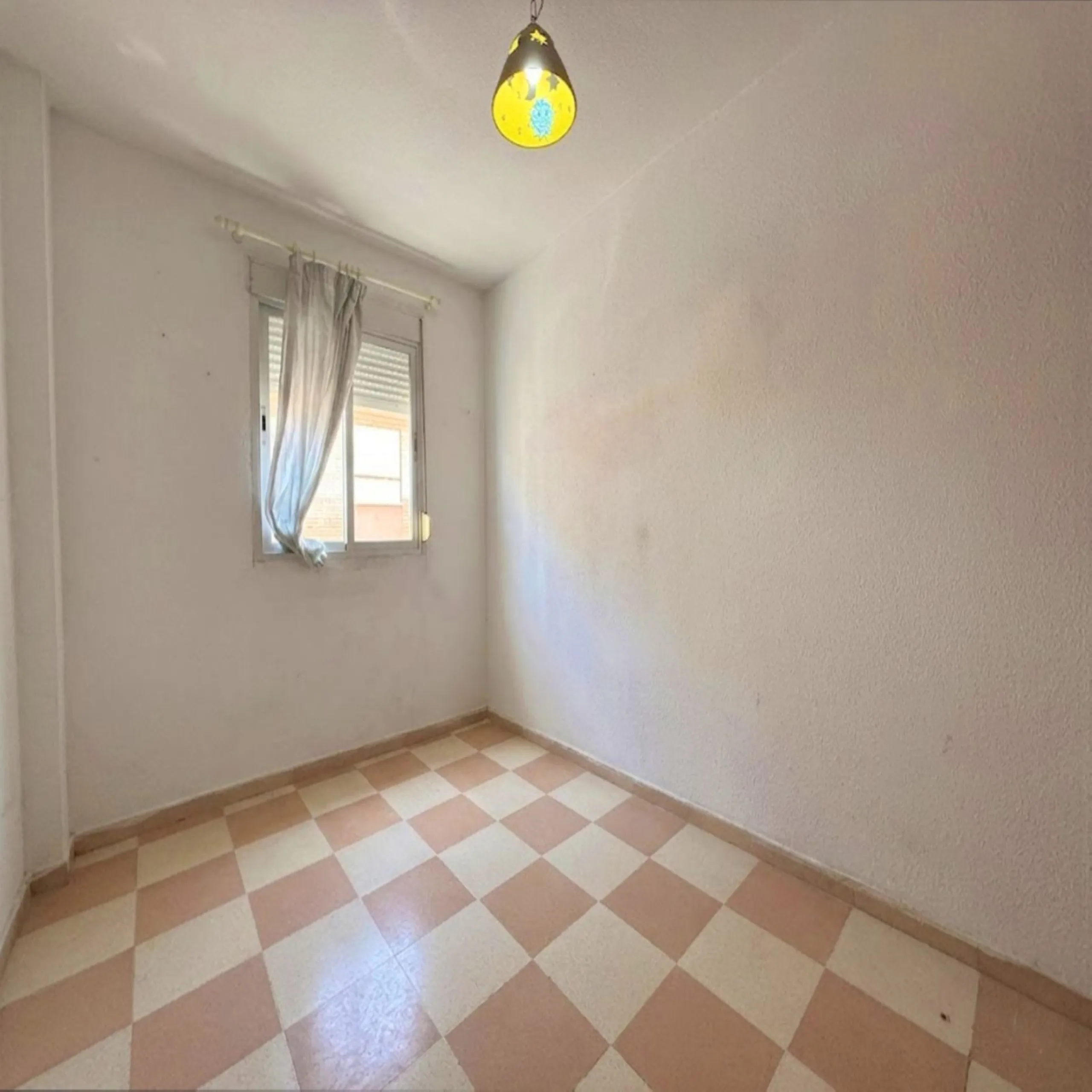 Central Apartment in Estepona with Mountain Views: This north-facing apartment is perfectly located just steps from the historic center and less than a kilometer from the coast. It features four bedrooms and two full bathrooms, an independent kitchen, and