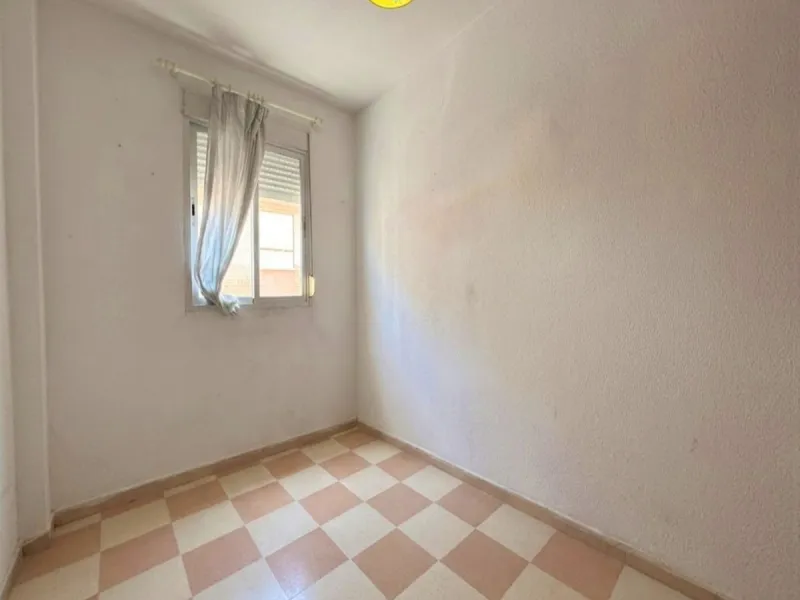 Central Apartment in Estepona with Mountain Views: This north-facing apartment is perfectly located just steps from the historic center and less than a kilometer from the coast. It features four bedrooms and two full bathrooms, an independent kitchen, and
