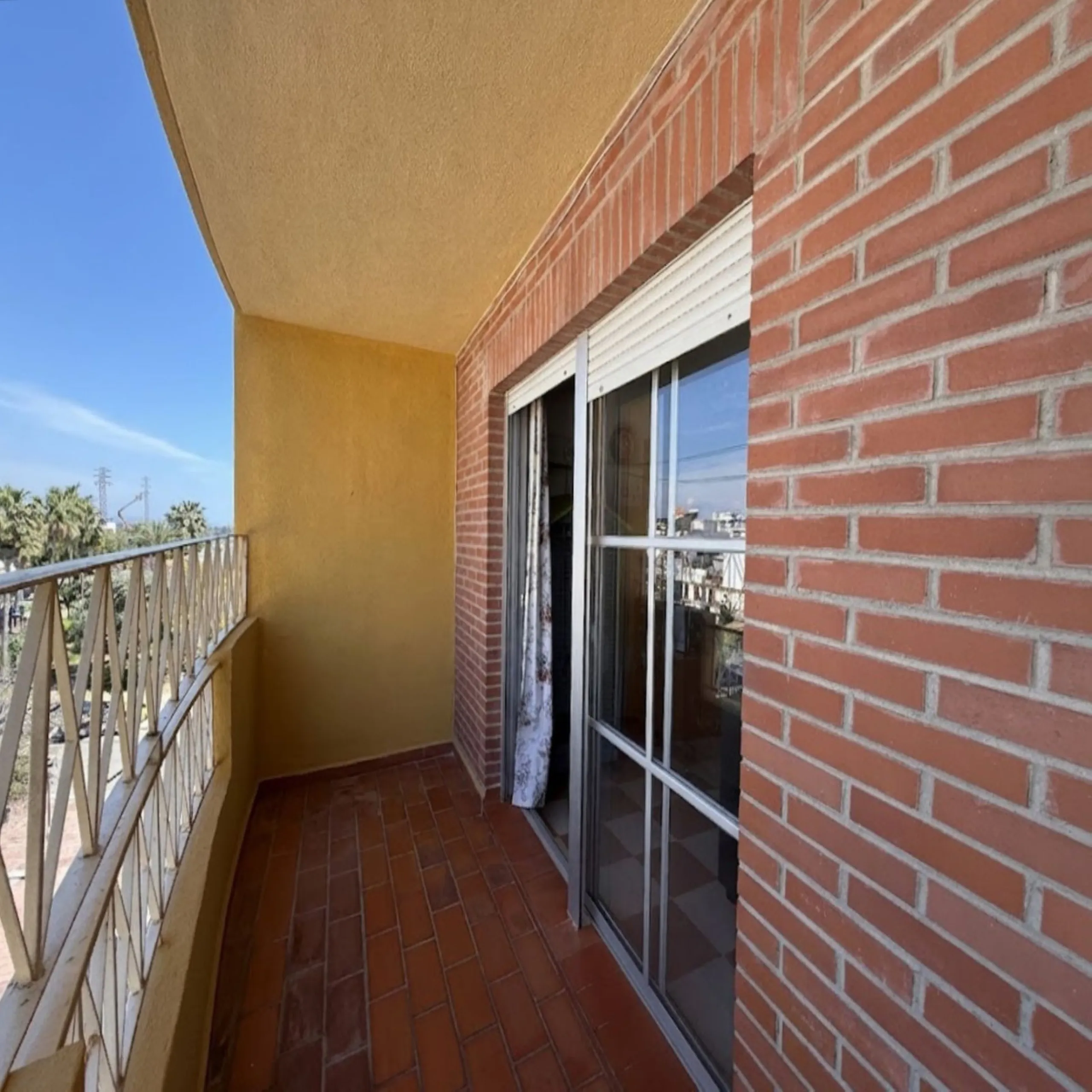 Central Apartment in Estepona with Mountain Views: This north-facing apartment is perfectly located just steps from the historic center and less than a kilometer from the coast. It features four bedrooms and two full bathrooms, an independent kitchen, and