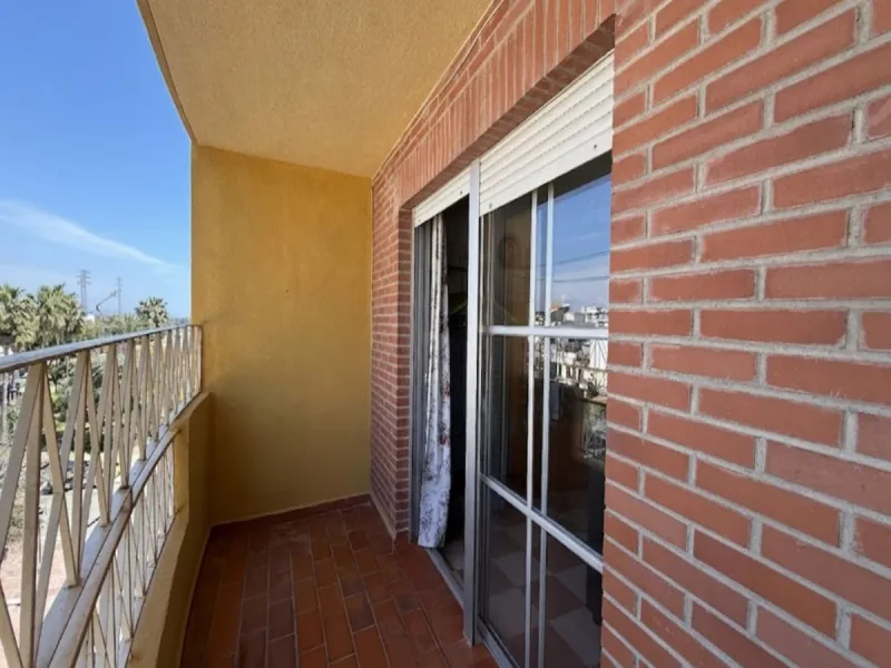 Central Apartment in Estepona with Mountain Views: This north-facing apartment is perfectly located just steps from the historic center and less than a kilometer from the coast. It features four bedrooms and two full bathrooms, an independent kitchen, and