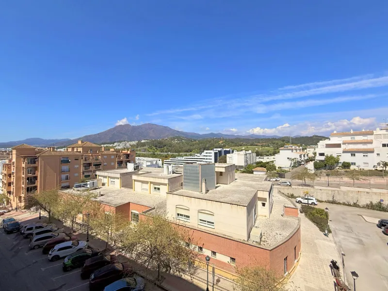Central Apartment in Estepona with Mountain Views: This north-facing apartment is perfectly located just steps from the historic center and less than a kilometer from the coast. It features four bedrooms and two full bathrooms, an independent kitchen, and