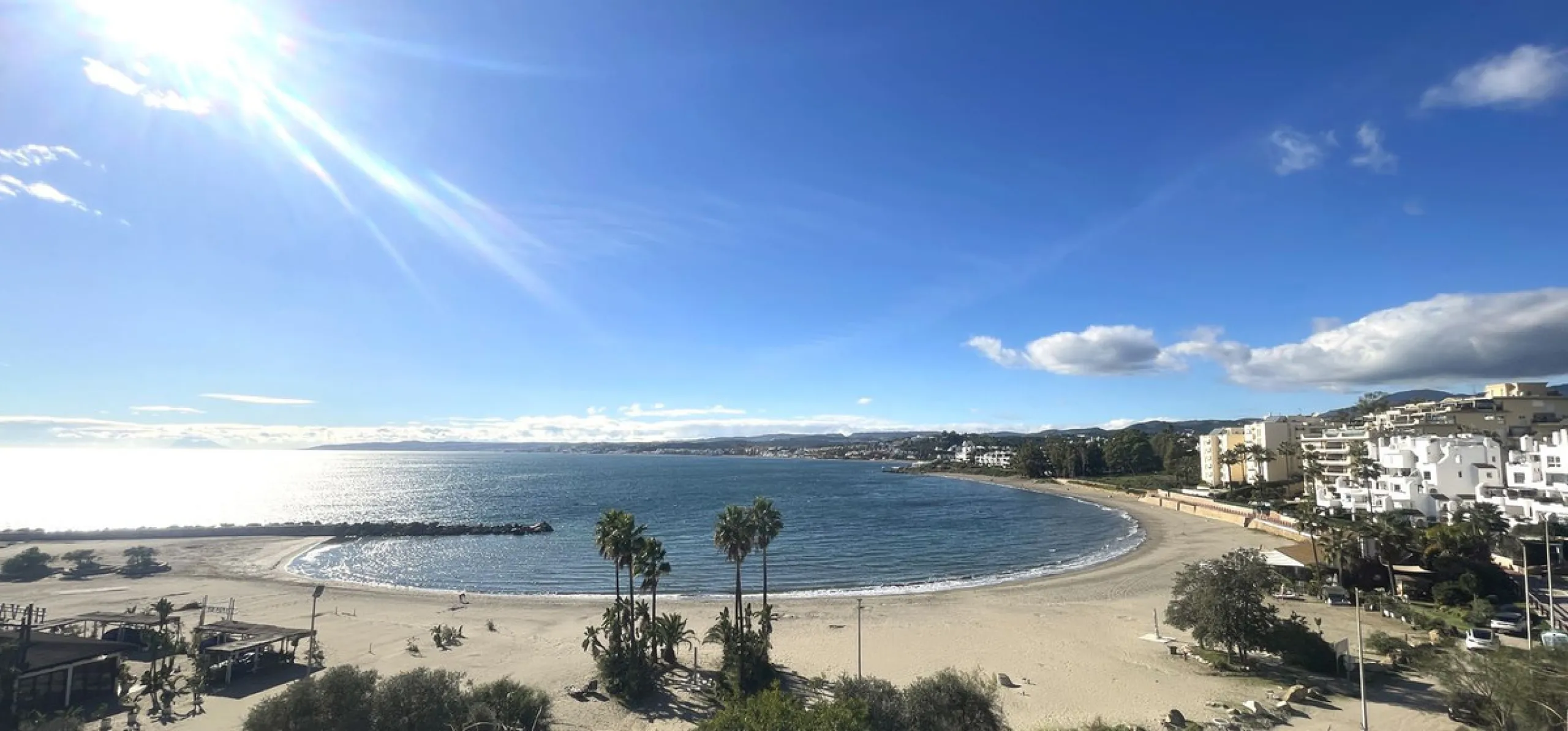 Central Apartment in Estepona with Mountain Views: This north-facing apartment is perfectly located just steps from the historic center and less than a kilometer from the coast. It features four bedrooms and two full bathrooms, an independent kitchen, and