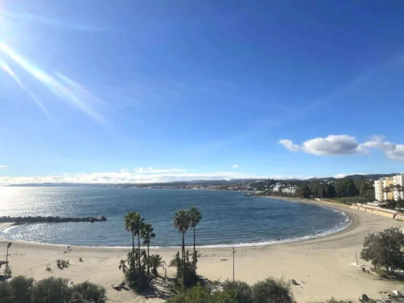 Central Apartment in Estepona with Mountain Views: This north-facing apartment is perfectly located just steps from the historic center and less than a kilometer from the coast. It features four bedrooms and two full bathrooms, an independent kitchen, and