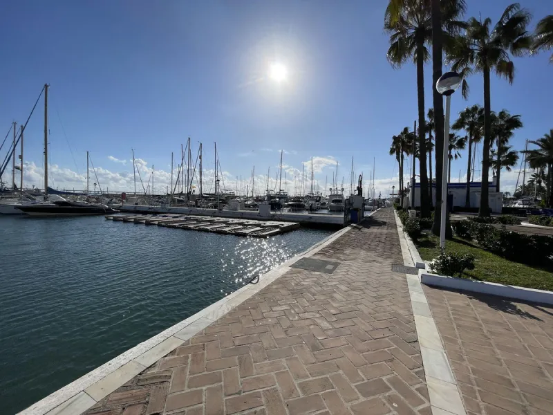Central Apartment in Estepona with Mountain Views: This north-facing apartment is perfectly located just steps from the historic center and less than a kilometer from the coast. It features four bedrooms and two full bathrooms, an independent kitchen, and