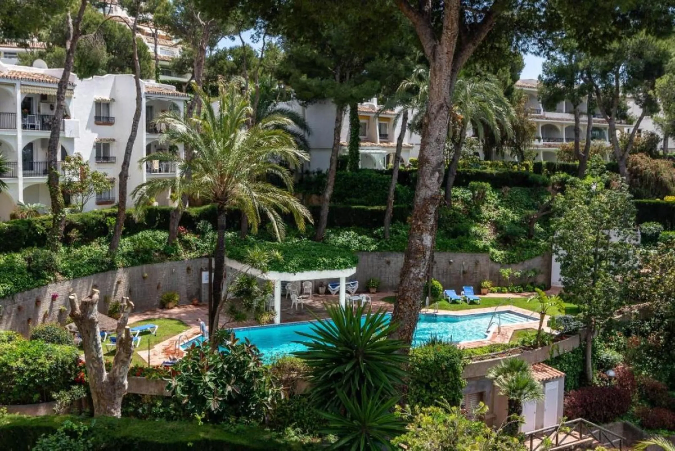 This charming two-bedroom, one-bathroom flat is ideally located in the sought-after area of Miraflores, offering the perfect balance of comfort, convenience, and coastal living. Just a few minutes' walk from the beach, the property allows you to enjoy the