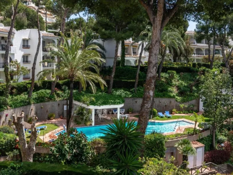 This charming two-bedroom, one-bathroom flat is ideally located in the sought-after area of Miraflores, offering the perfect balance of comfort, convenience, and coastal living. Just a few minutes' walk from the beach, the property allows you to enjoy the