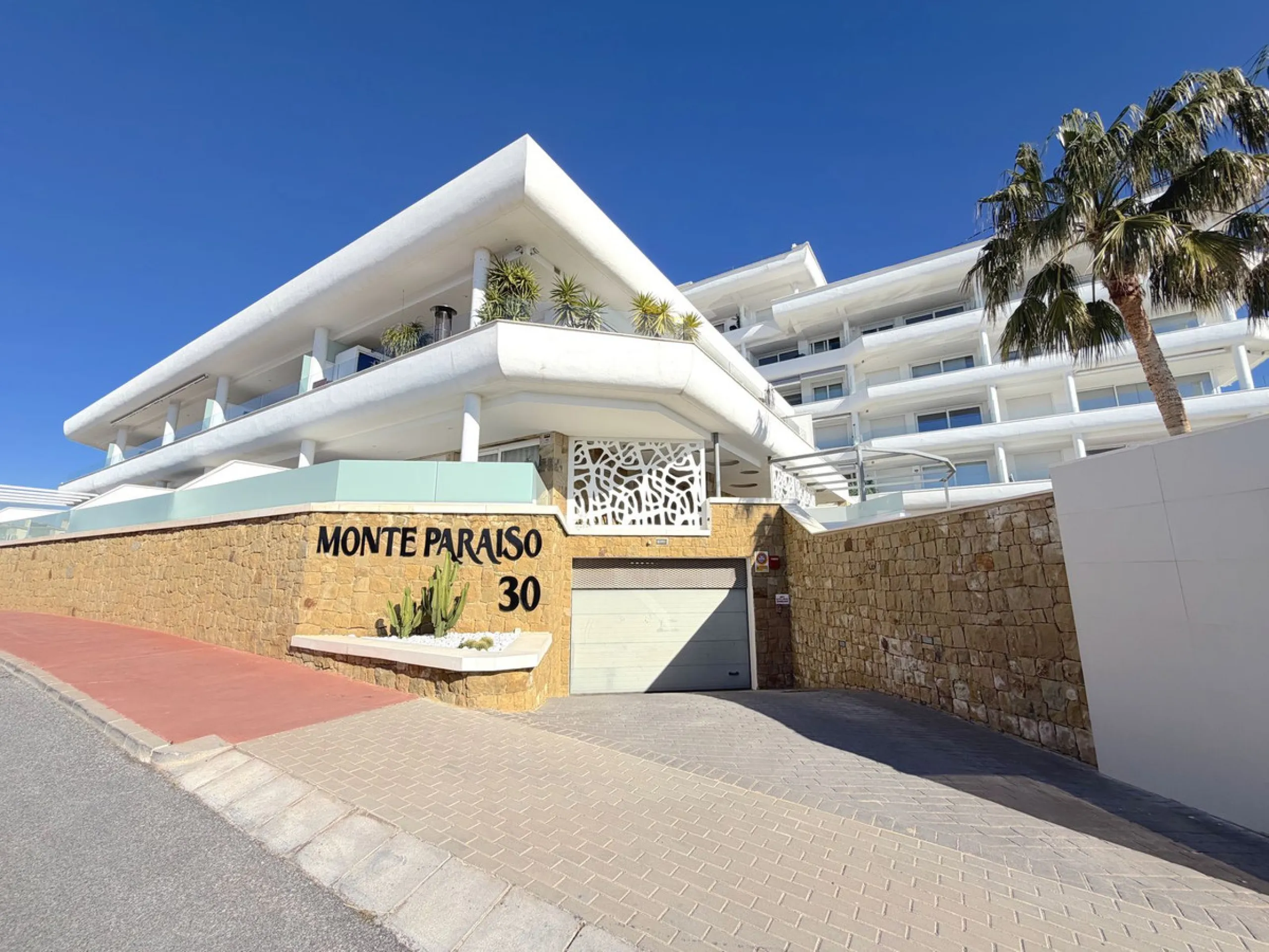 Modern Corner Apartment with Fantastic Panoramic Views in Torreblanca.