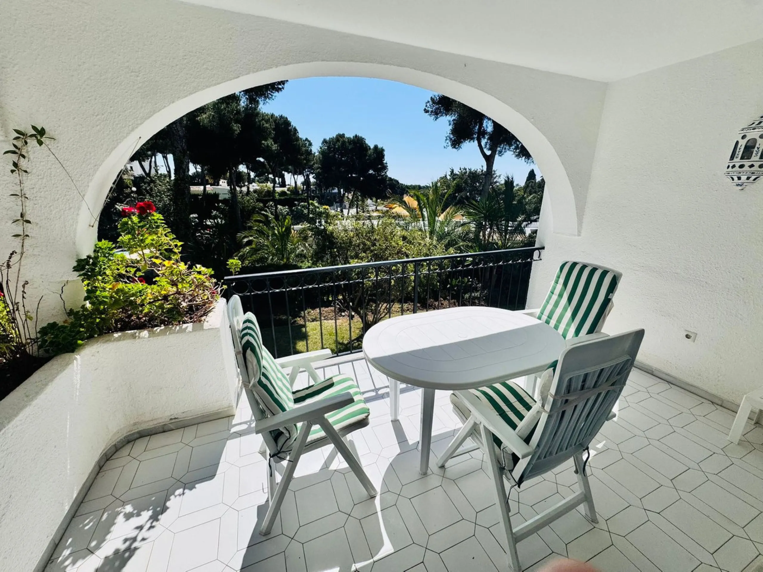 This charming two-bedroom, one-bathroom flat is ideally located in the sought-after area of Miraflores, offering the perfect balance of comfort, convenience, and coastal living. Just a few minutes' walk from the beach, the property allows you to enjoy the