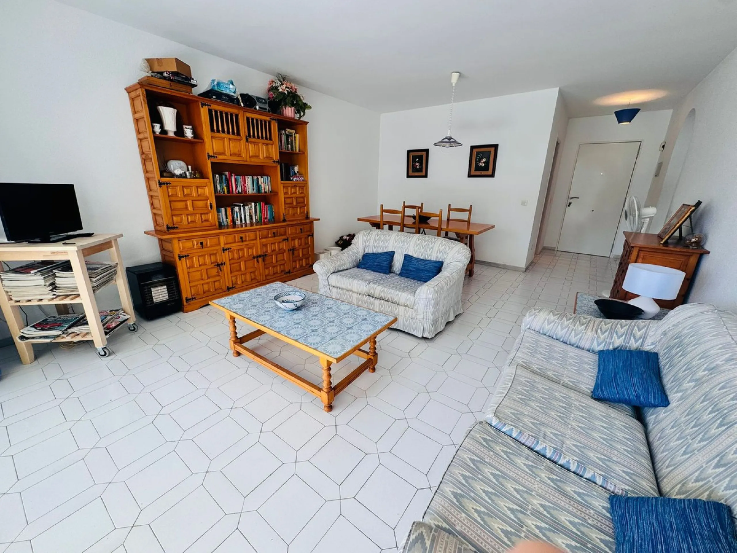 This charming two-bedroom, one-bathroom flat is ideally located in the sought-after area of Miraflores, offering the perfect balance of comfort, convenience, and coastal living. Just a few minutes' walk from the beach, the property allows you to enjoy the