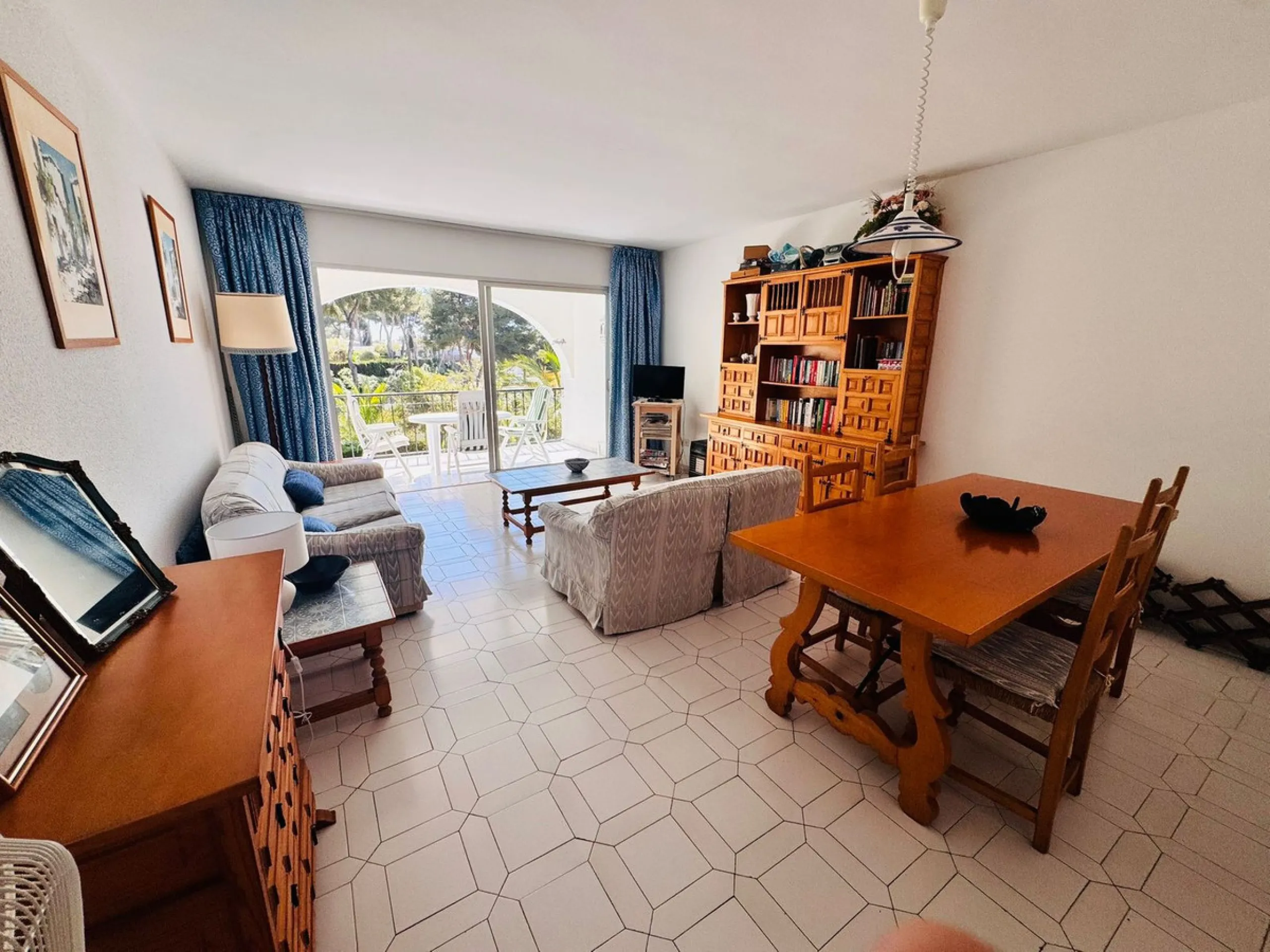This charming two-bedroom, one-bathroom flat is ideally located in the sought-after area of Miraflores, offering the perfect balance of comfort, convenience, and coastal living. Just a few minutes' walk from the beach, the property allows you to enjoy the