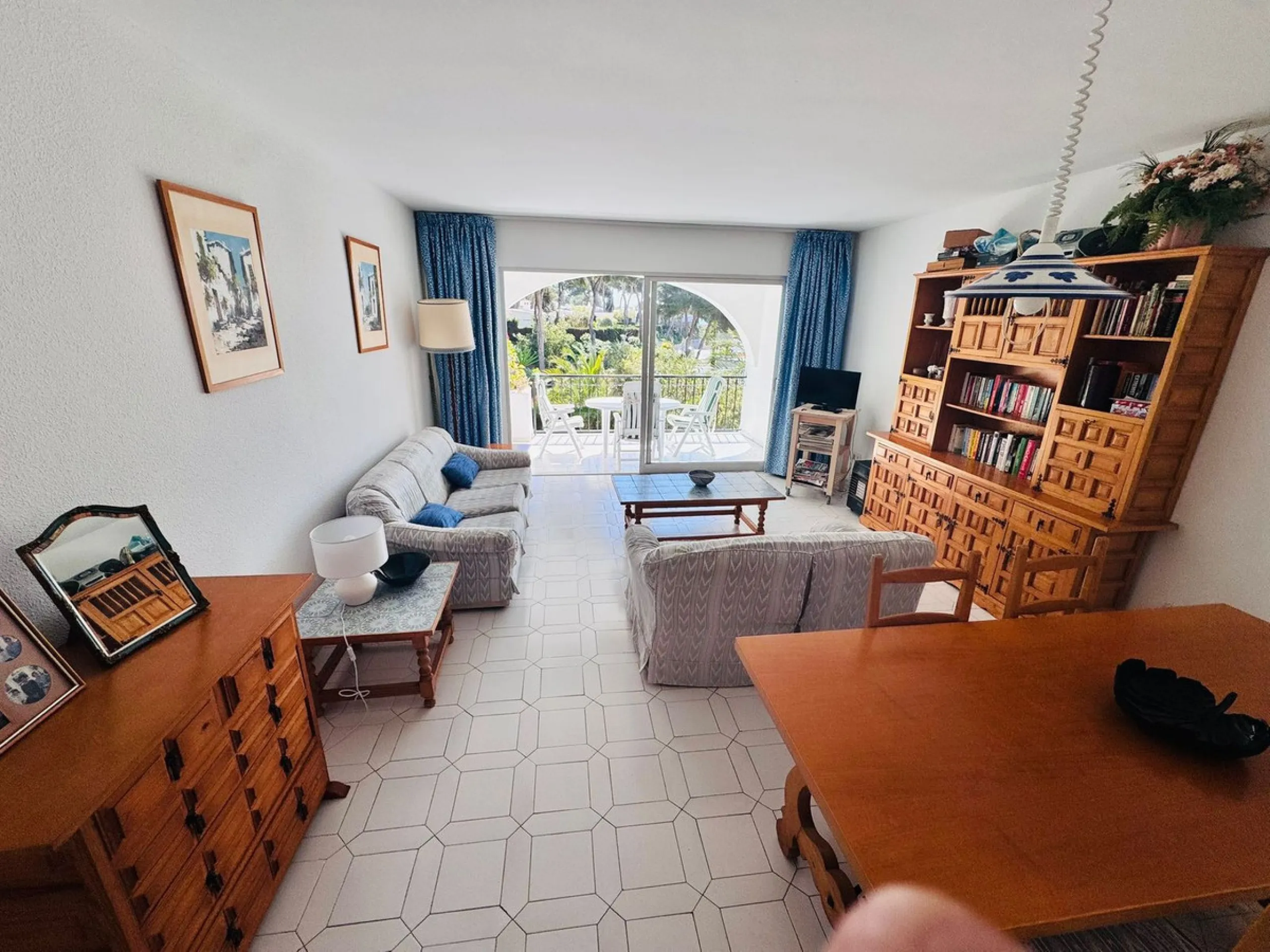 This charming two-bedroom, one-bathroom flat is ideally located in the sought-after area of Miraflores, offering the perfect balance of comfort, convenience, and coastal living. Just a few minutes' walk from the beach, the property allows you to enjoy the