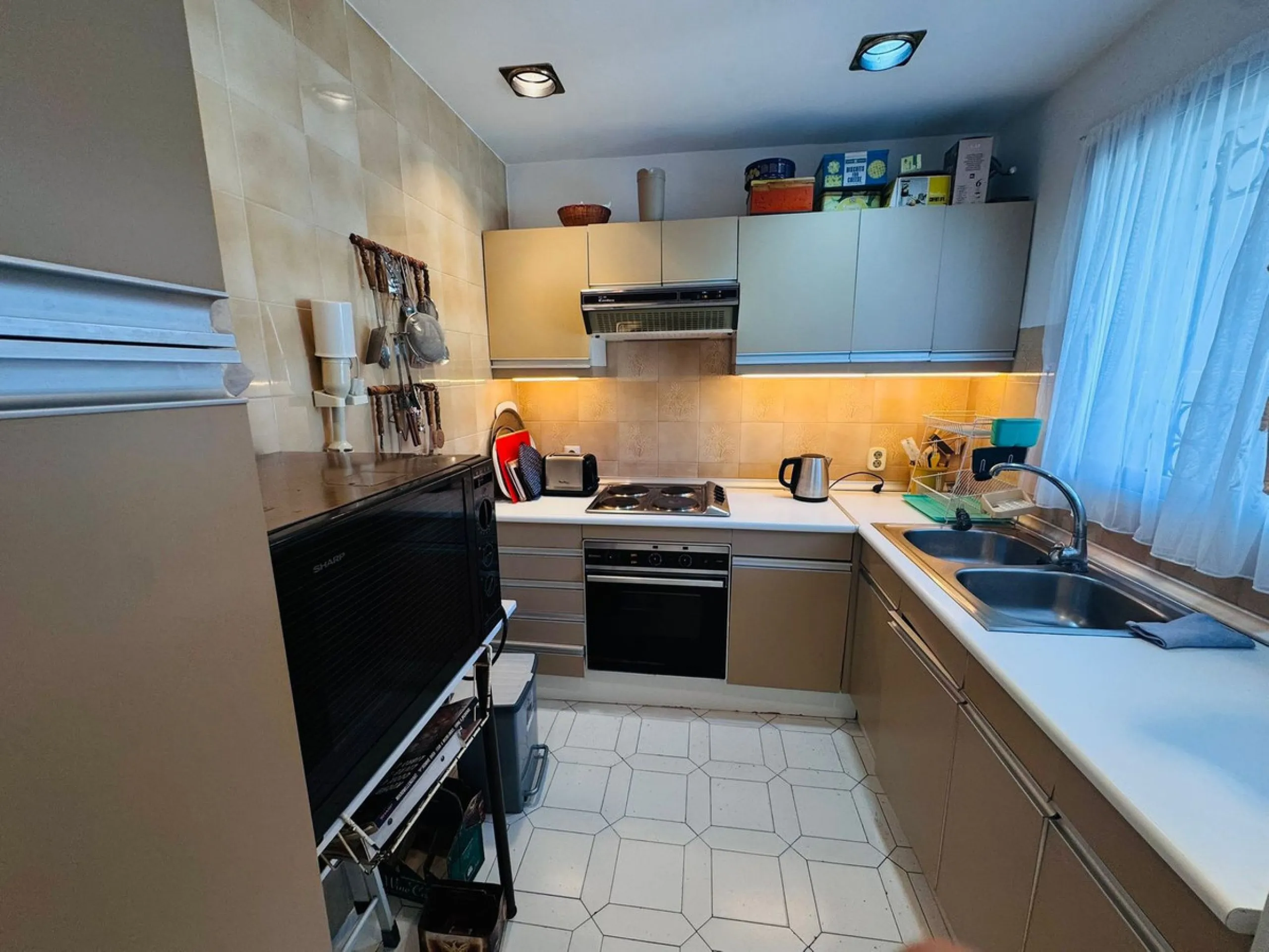 This charming two-bedroom, one-bathroom flat is ideally located in the sought-after area of Miraflores, offering the perfect balance of comfort, convenience, and coastal living. Just a few minutes' walk from the beach, the property allows you to enjoy the