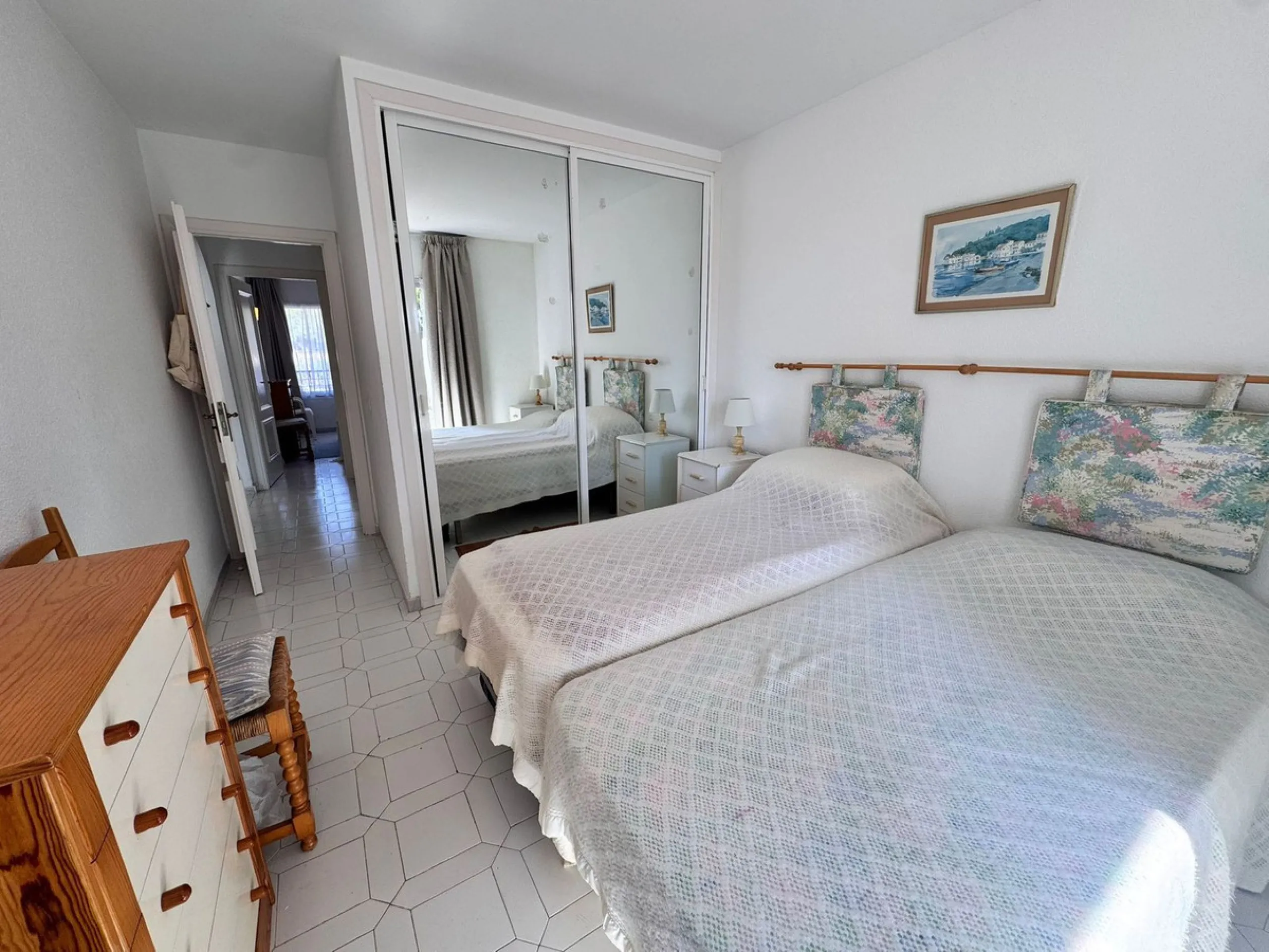 This charming two-bedroom, one-bathroom flat is ideally located in the sought-after area of Miraflores, offering the perfect balance of comfort, convenience, and coastal living. Just a few minutes' walk from the beach, the property allows you to enjoy the