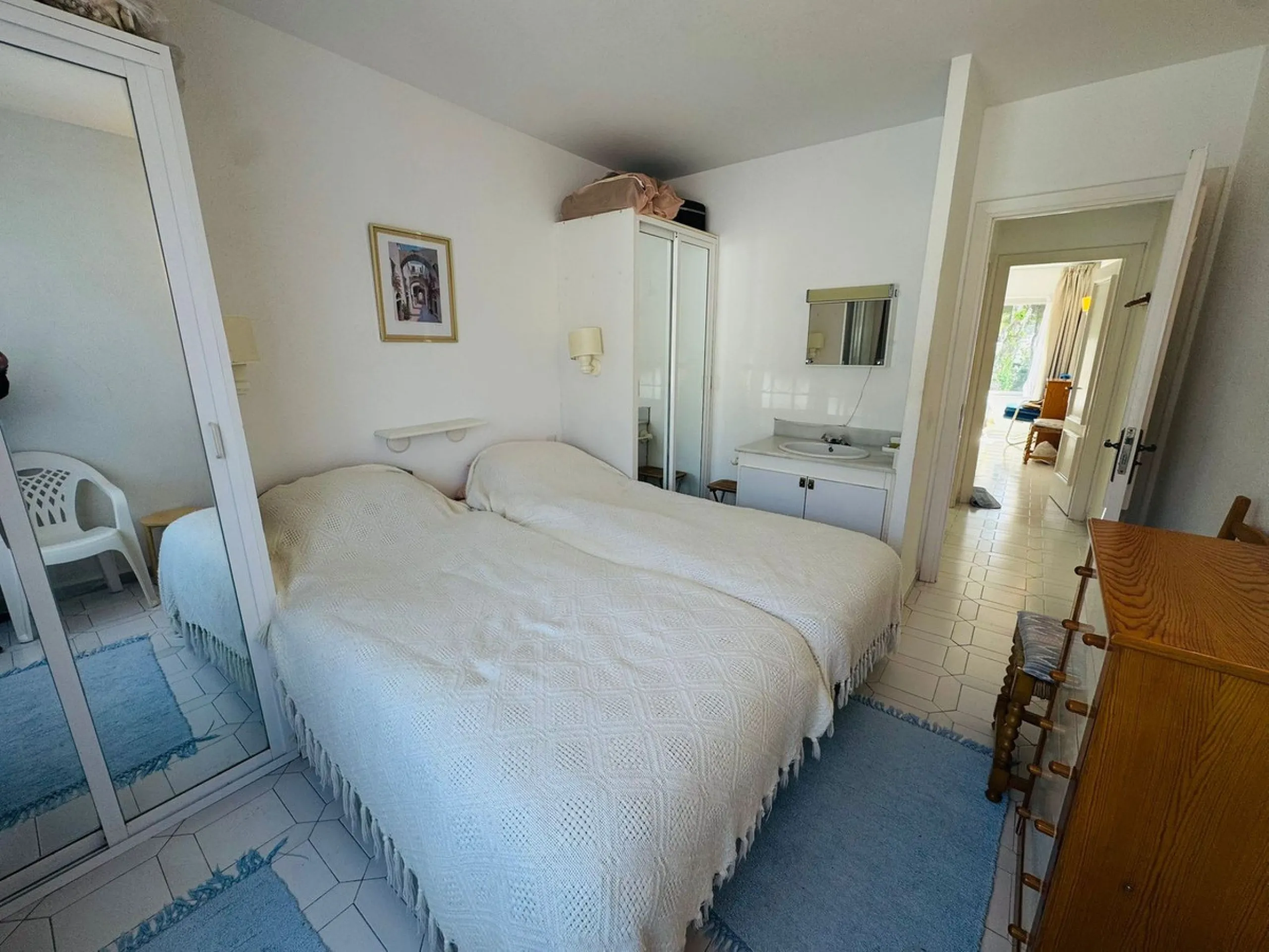 This charming two-bedroom, one-bathroom flat is ideally located in the sought-after area of Miraflores, offering the perfect balance of comfort, convenience, and coastal living. Just a few minutes' walk from the beach, the property allows you to enjoy the