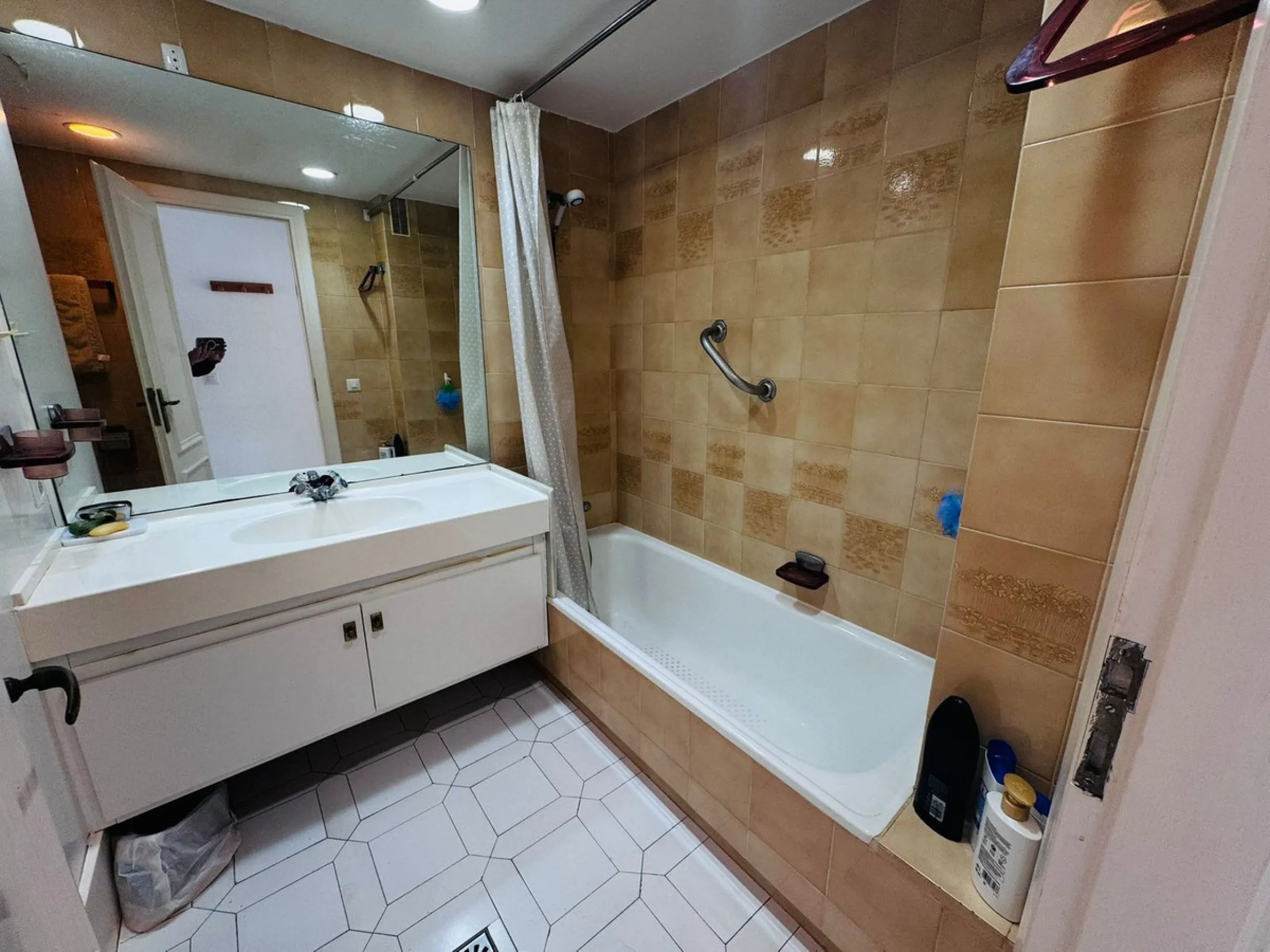 This charming two-bedroom, one-bathroom flat is ideally located in the sought-after area of Miraflores, offering the perfect balance of comfort, convenience, and coastal living. Just a few minutes' walk from the beach, the property allows you to enjoy the