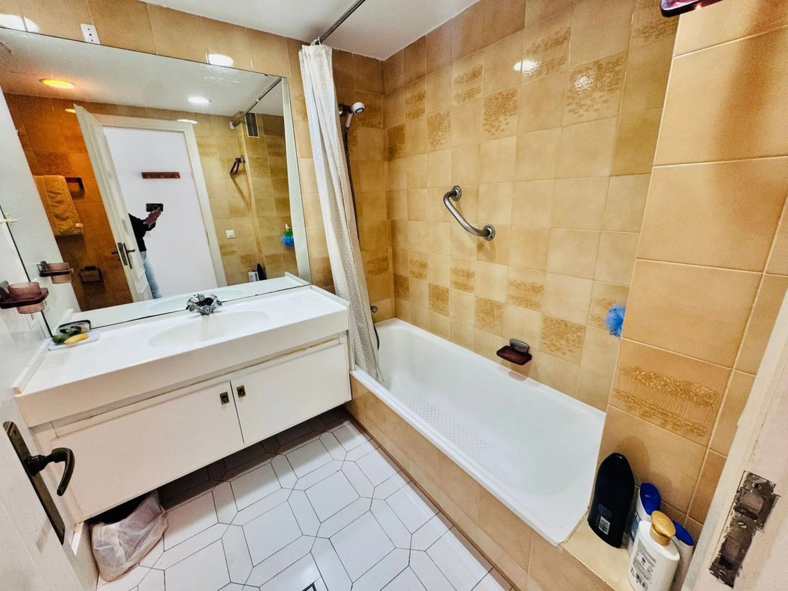 This charming two-bedroom, one-bathroom flat is ideally located in the sought-after area of Miraflores, offering the perfect balance of comfort, convenience, and coastal living. Just a few minutes' walk from the beach, the property allows you to enjoy the