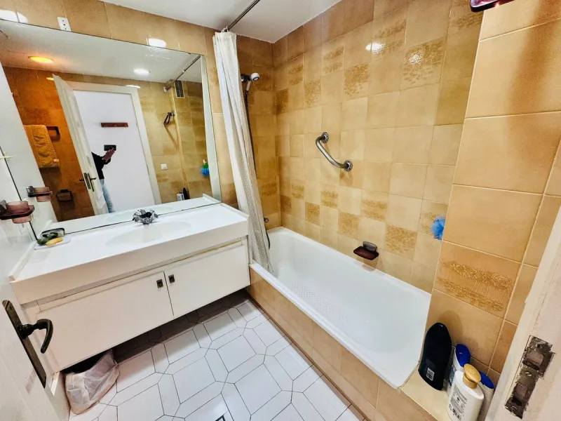 This charming two-bedroom, one-bathroom flat is ideally located in the sought-after area of Miraflores, offering the perfect balance of comfort, convenience, and coastal living. Just a few minutes' walk from the beach, the property allows you to enjoy the