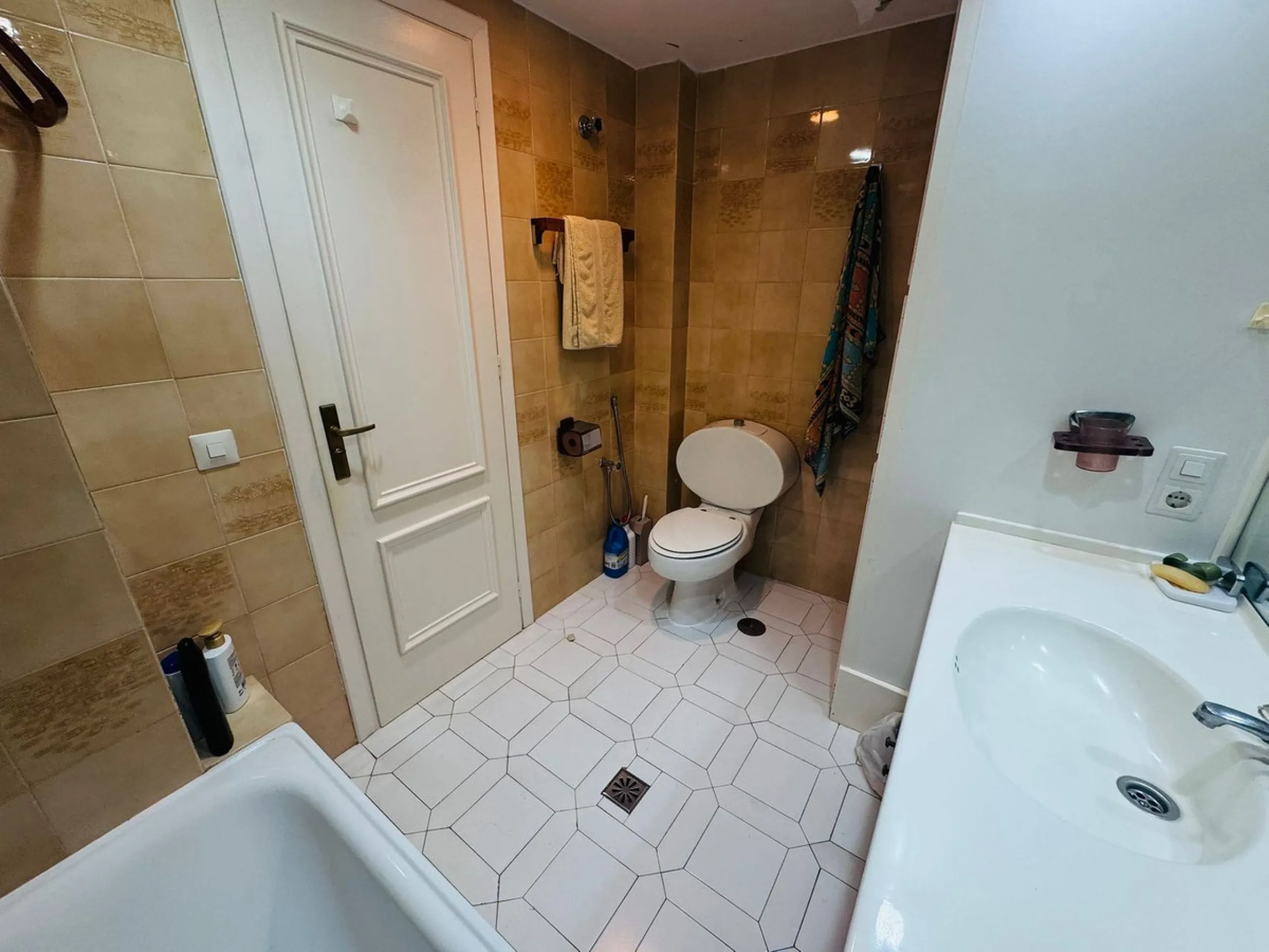 This charming two-bedroom, one-bathroom flat is ideally located in the sought-after area of Miraflores, offering the perfect balance of comfort, convenience, and coastal living. Just a few minutes' walk from the beach, the property allows you to enjoy the