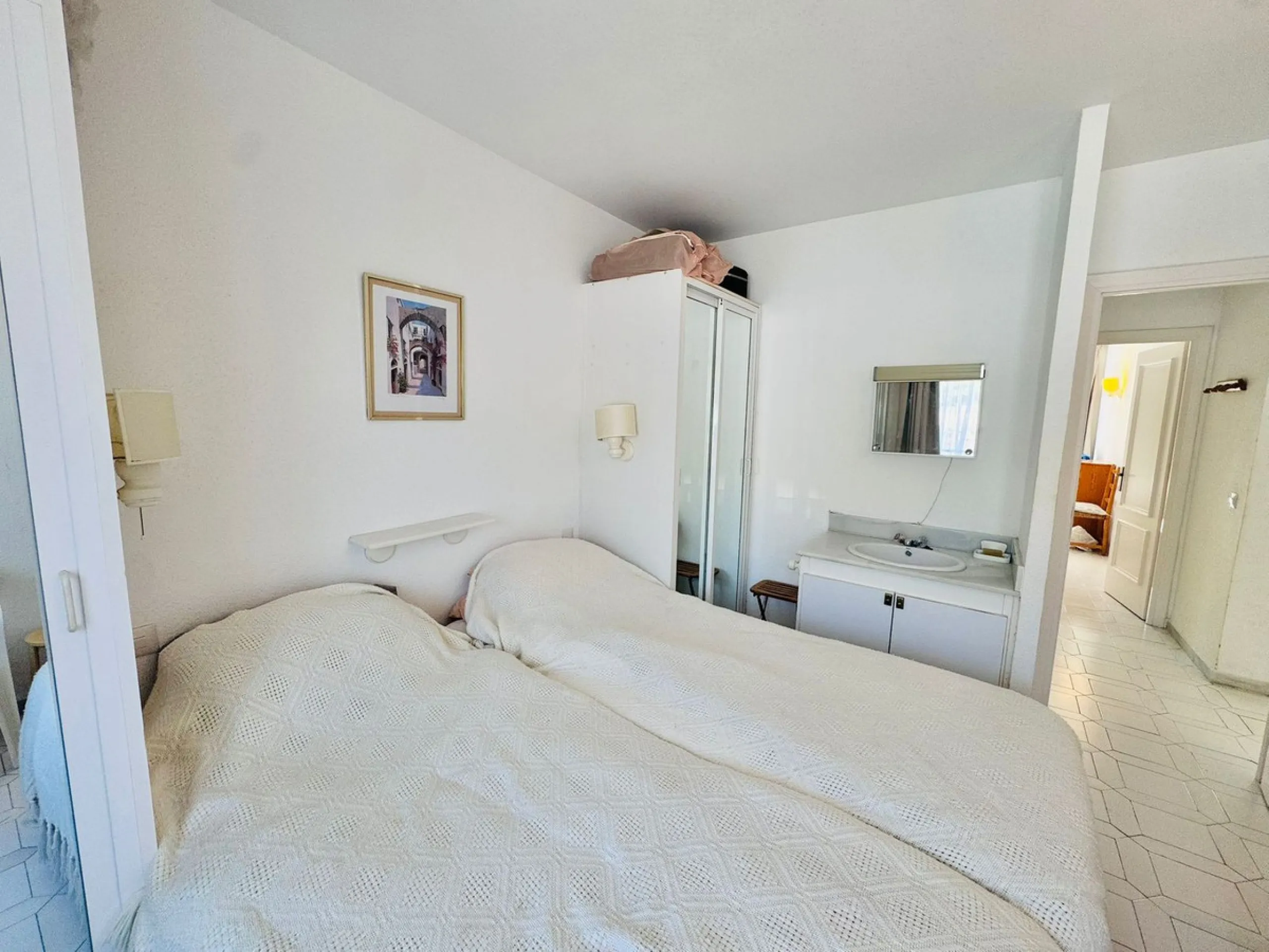 This charming two-bedroom, one-bathroom flat is ideally located in the sought-after area of Miraflores, offering the perfect balance of comfort, convenience, and coastal living. Just a few minutes' walk from the beach, the property allows you to enjoy the