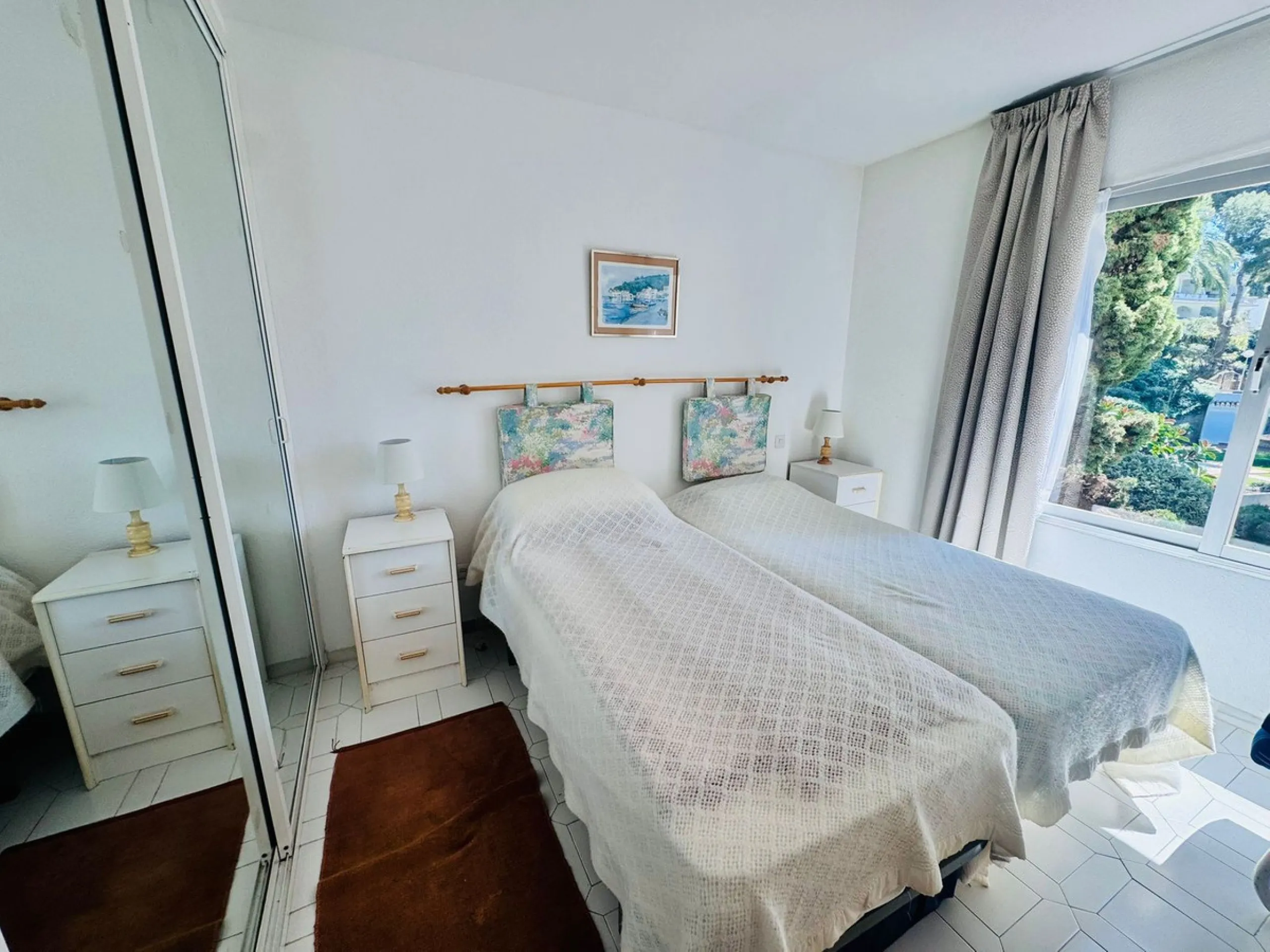 This charming two-bedroom, one-bathroom flat is ideally located in the sought-after area of Miraflores, offering the perfect balance of comfort, convenience, and coastal living. Just a few minutes' walk from the beach, the property allows you to enjoy the