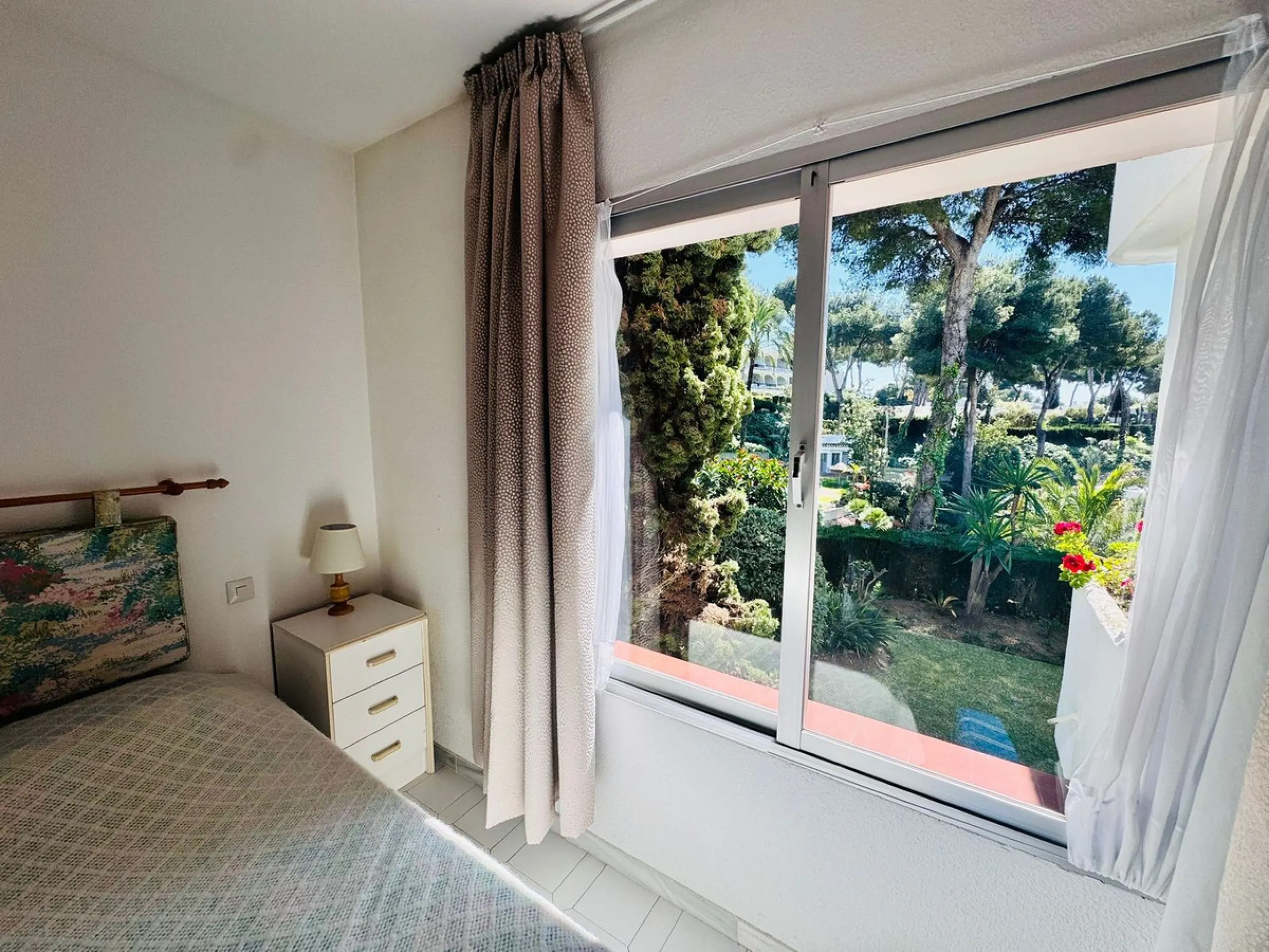 This charming two-bedroom, one-bathroom flat is ideally located in the sought-after area of Miraflores, offering the perfect balance of comfort, convenience, and coastal living. Just a few minutes' walk from the beach, the property allows you to enjoy the