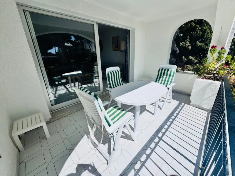 This charming two-bedroom, one-bathroom flat is ideally located in the sought-after area of Miraflores, offering the perfect balance of comfort, convenience, and coastal living. Just a few minutes' walk from the beach, the property allows you to enjoy the