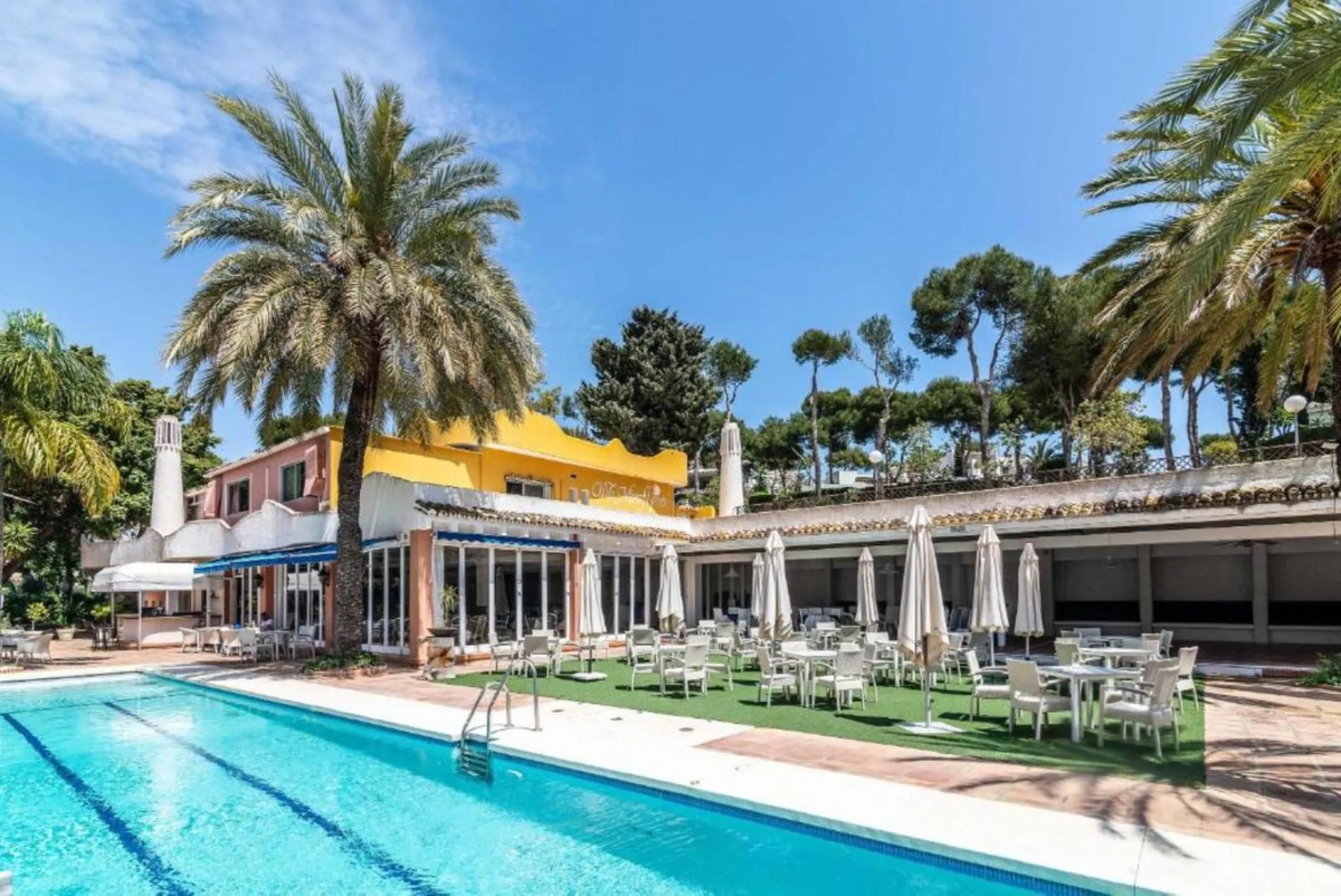 This charming two-bedroom, one-bathroom flat is ideally located in the sought-after area of Miraflores, offering the perfect balance of comfort, convenience, and coastal living. Just a few minutes' walk from the beach, the property allows you to enjoy the