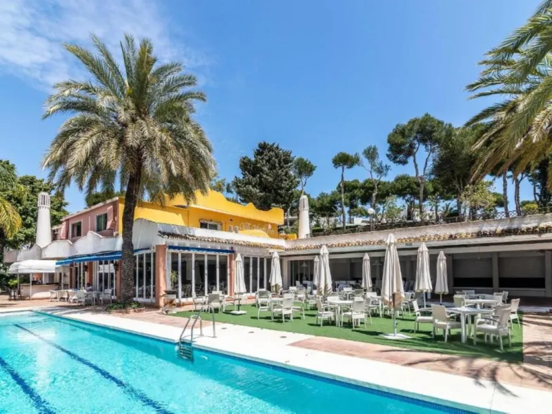 This charming two-bedroom, one-bathroom flat is ideally located in the sought-after area of Miraflores, offering the perfect balance of comfort, convenience, and coastal living. Just a few minutes' walk from the beach, the property allows you to enjoy the