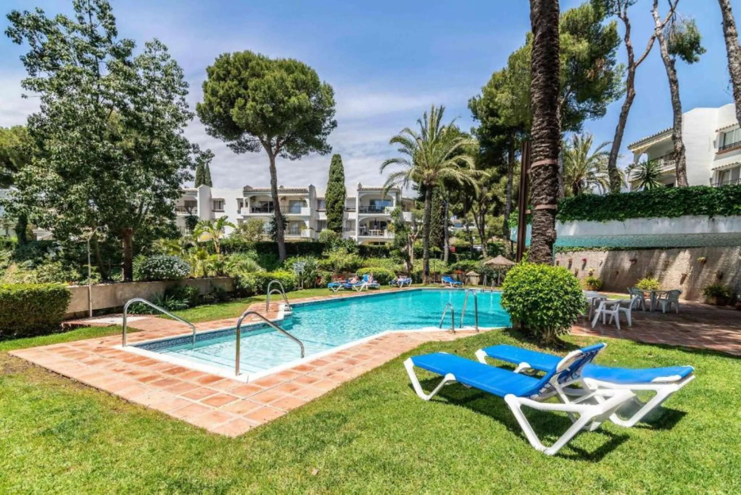 This charming two-bedroom, one-bathroom flat is ideally located in the sought-after area of Miraflores, offering the perfect balance of comfort, convenience, and coastal living. Just a few minutes' walk from the beach, the property allows you to enjoy the