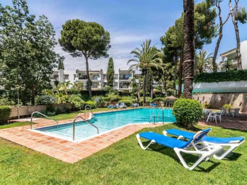 This charming two-bedroom, one-bathroom flat is ideally located in the sought-after area of Miraflores, offering the perfect balance of comfort, convenience, and coastal living. Just a few minutes' walk from the beach, the property allows you to enjoy the