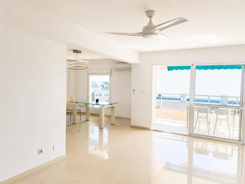 Spacious Apartment with Sea Views & Tourist License – Prime Location