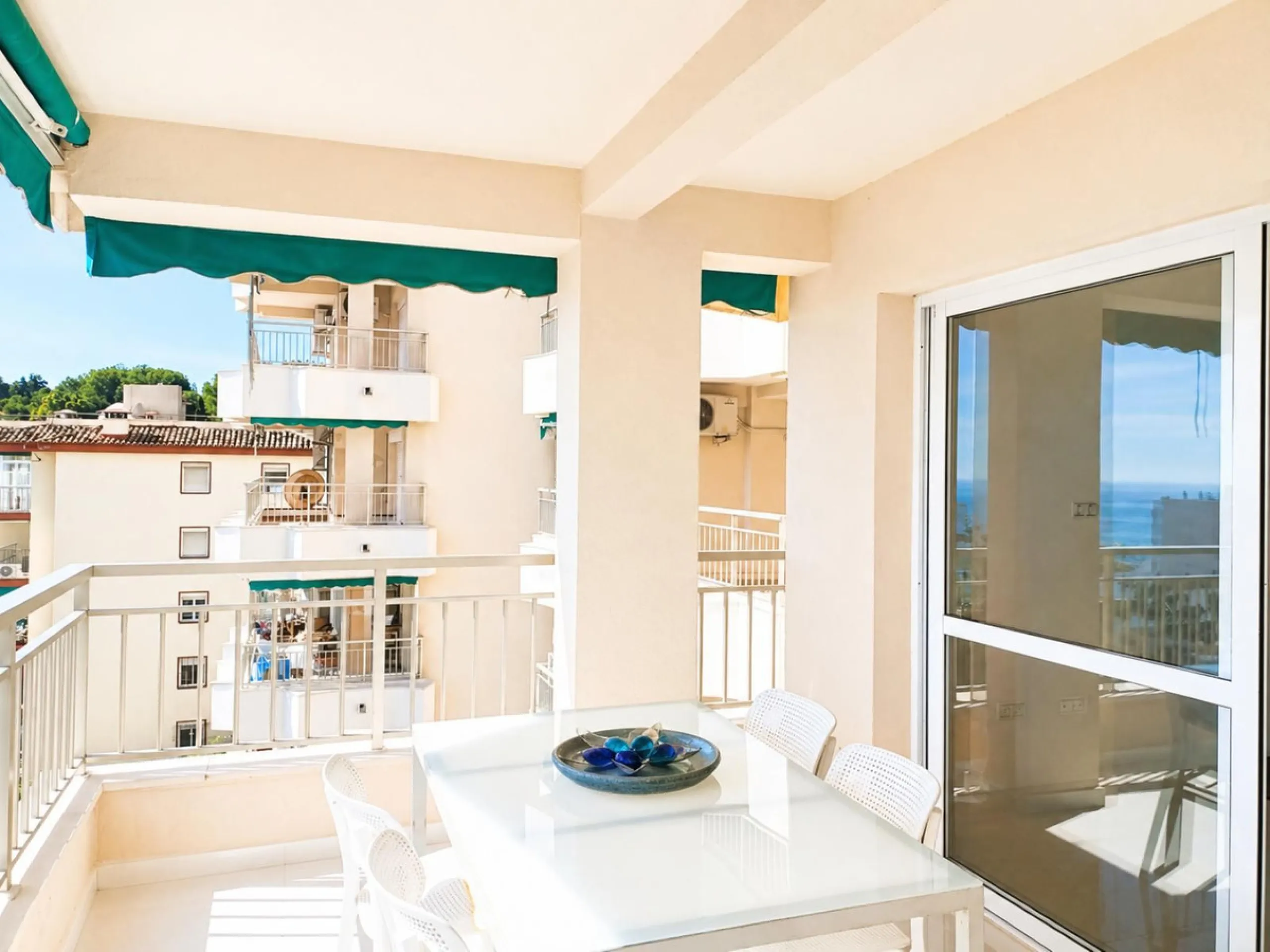 Spacious Apartment with Sea Views & Tourist License – Prime Location