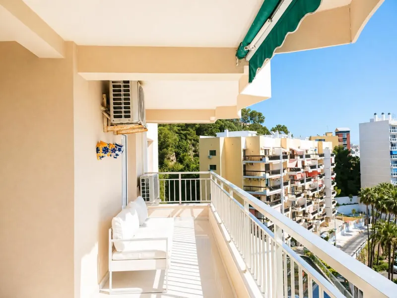 Spacious Apartment with Sea Views & Tourist License – Prime Location