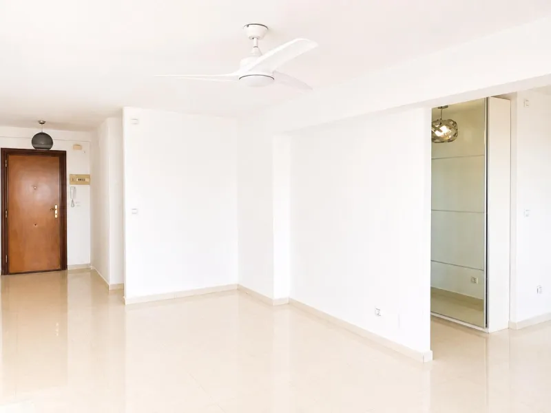Spacious Apartment with Sea Views & Tourist License – Prime Location
