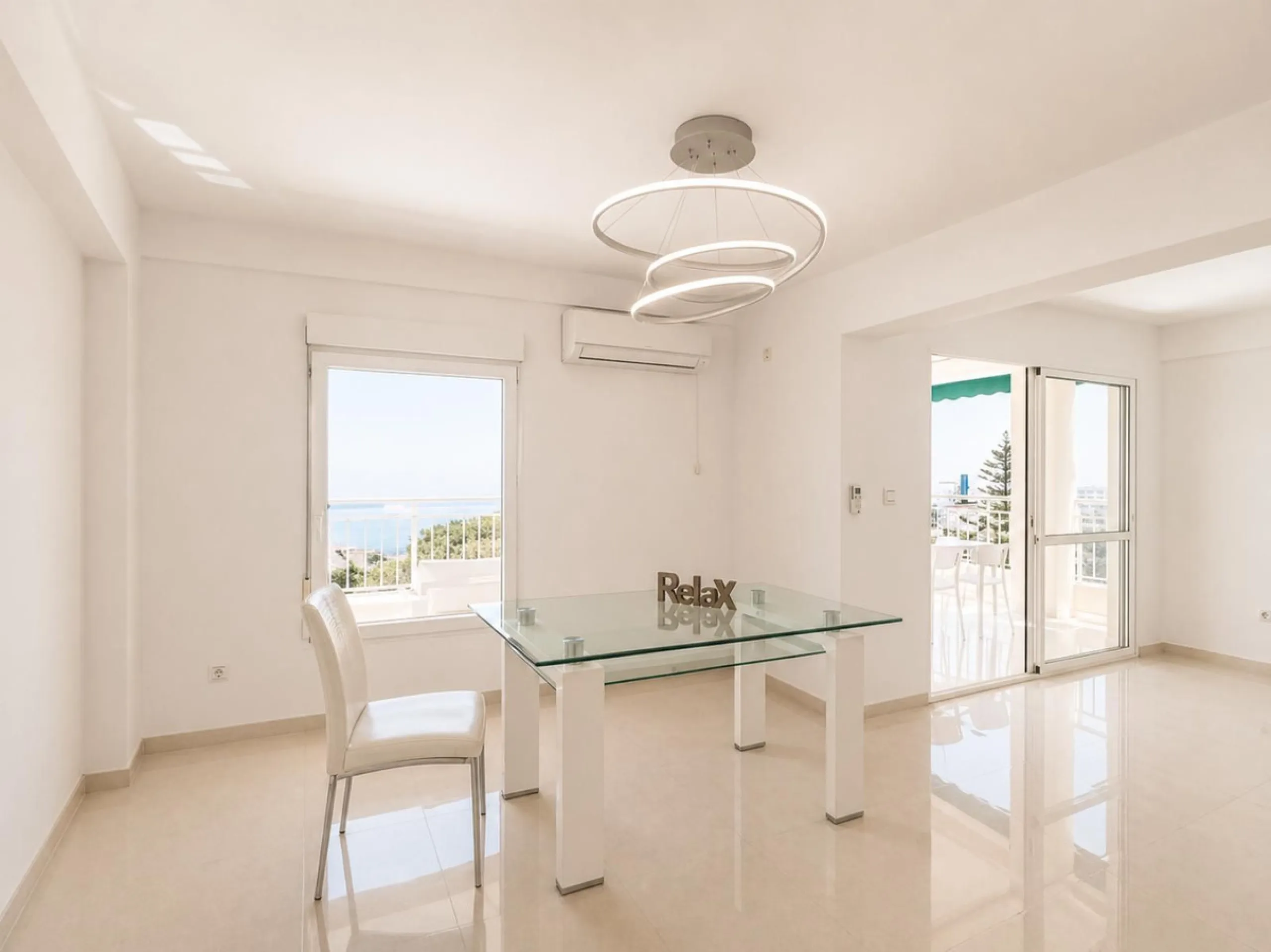 Spacious Apartment with Sea Views & Tourist License – Prime Location