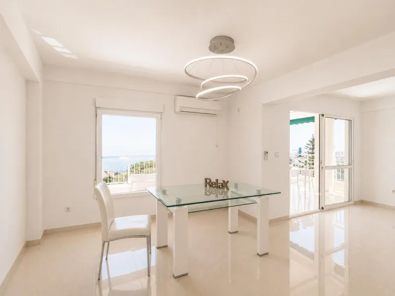 Spacious Apartment with Sea Views & Tourist License – Prime Location