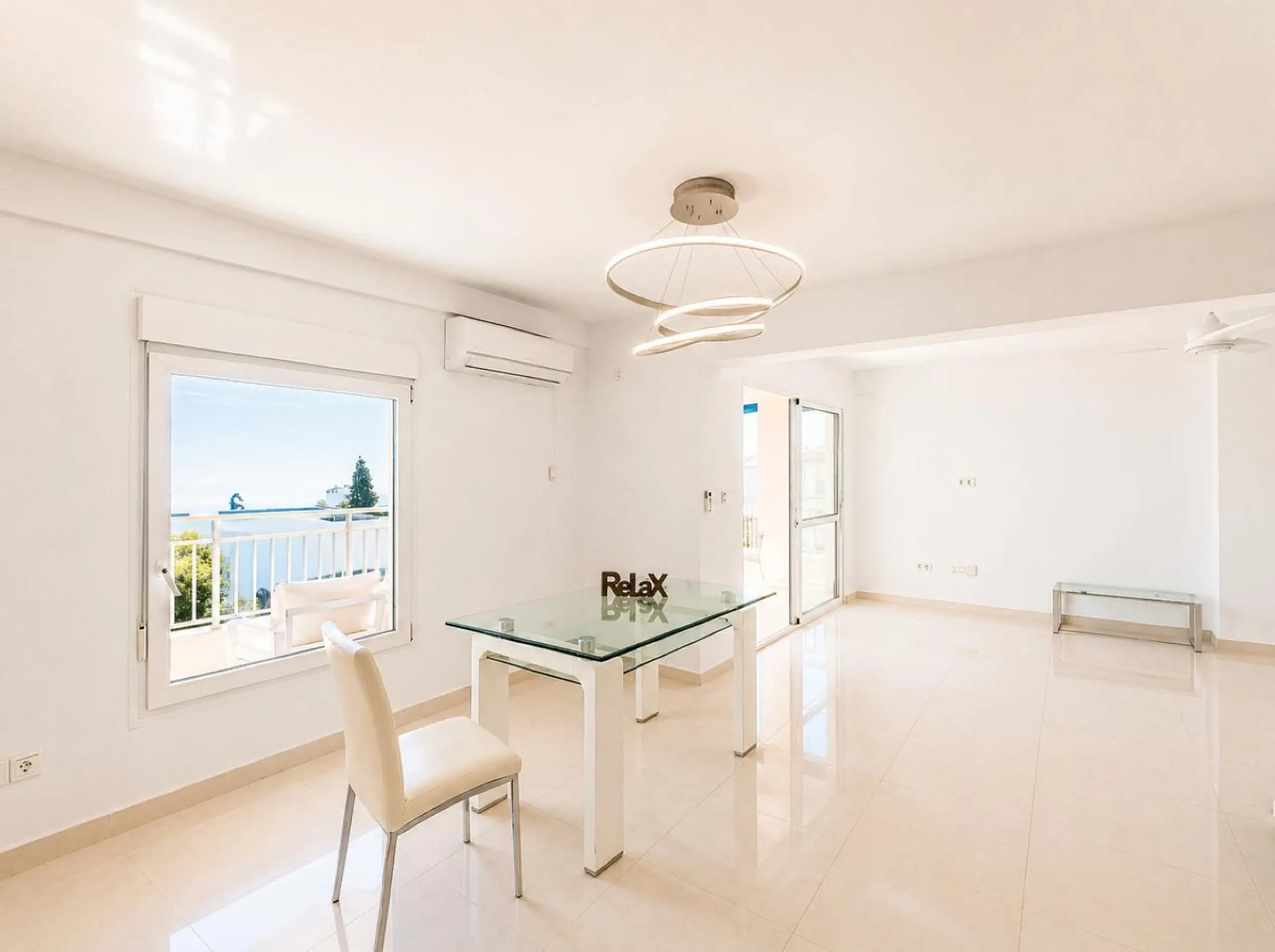 Spacious Apartment with Sea Views & Tourist License – Prime Location