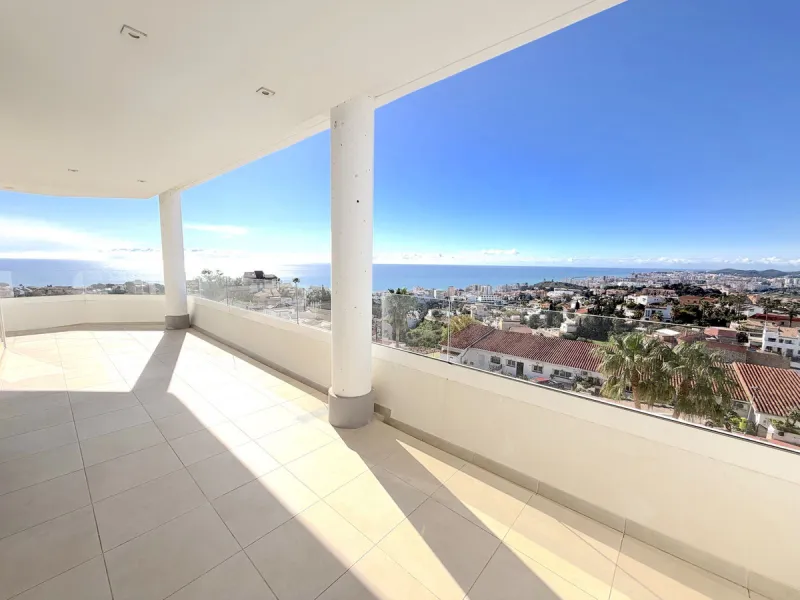 Modern Corner Apartment with Fantastic Panoramic Views in Torreblanca.