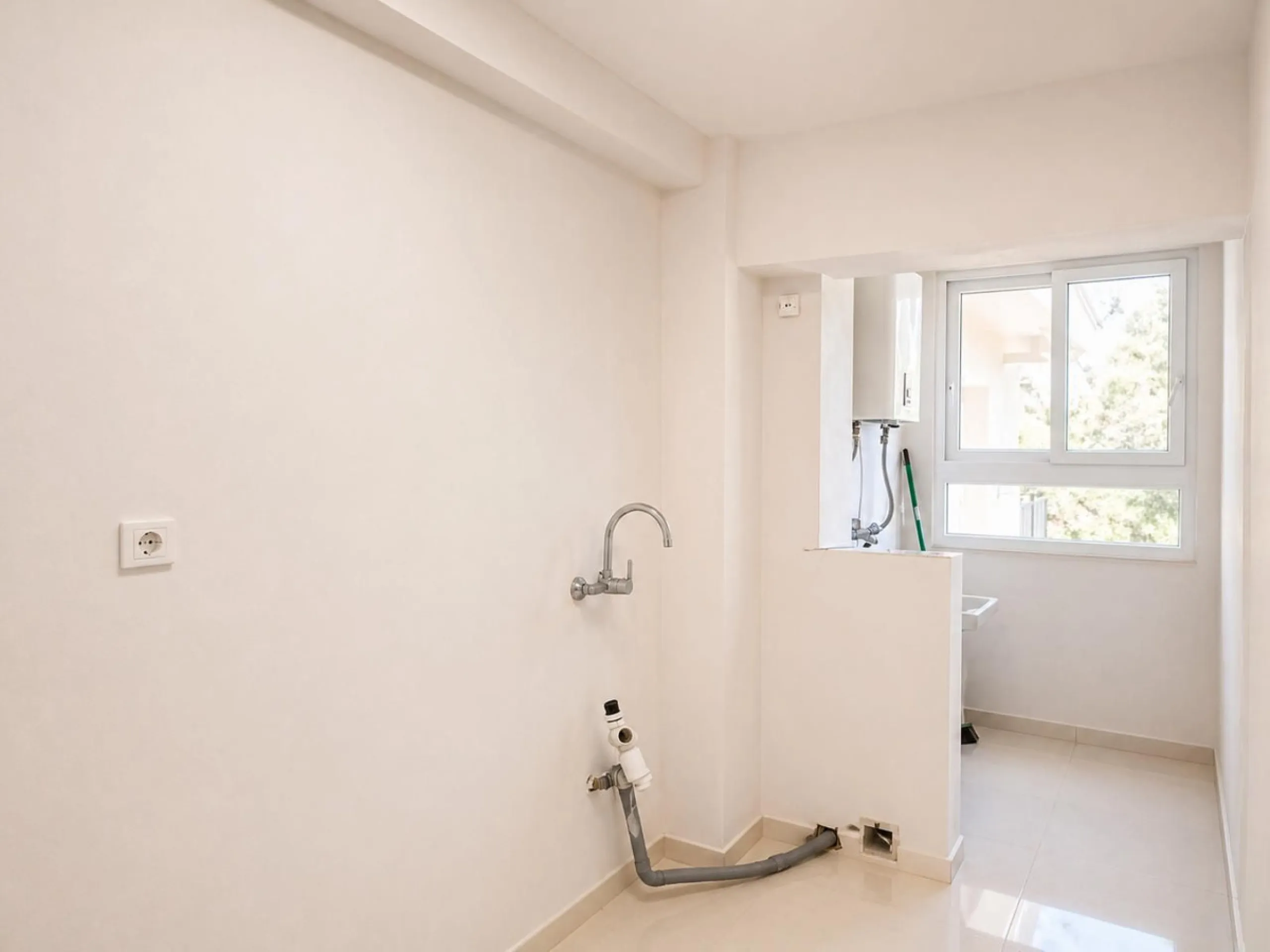Spacious Apartment with Sea Views & Tourist License – Prime Location