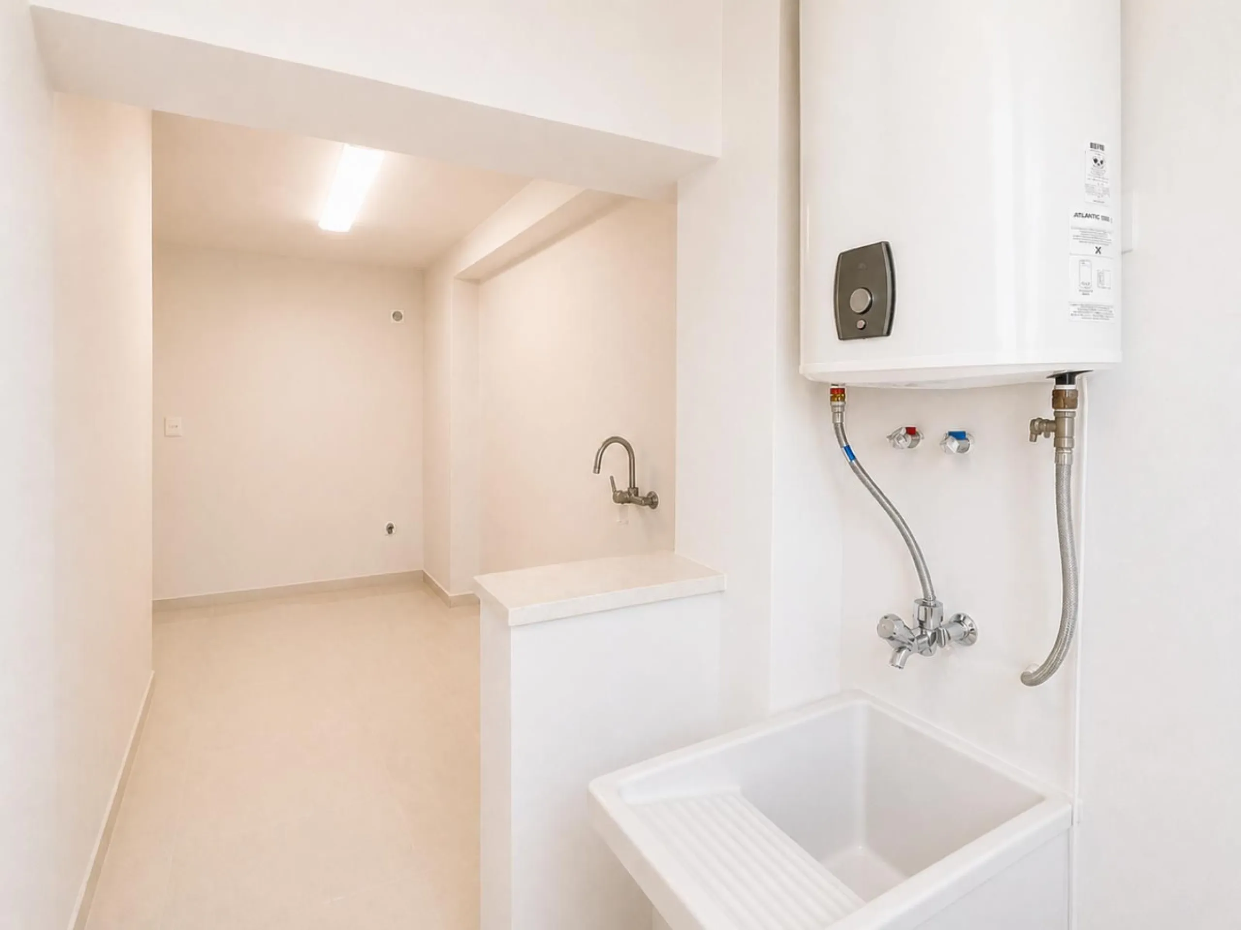 Spacious Apartment with Sea Views & Tourist License – Prime Location