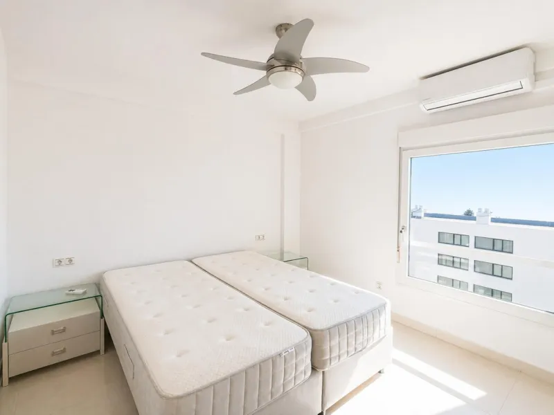 Spacious Apartment with Sea Views & Tourist License – Prime Location