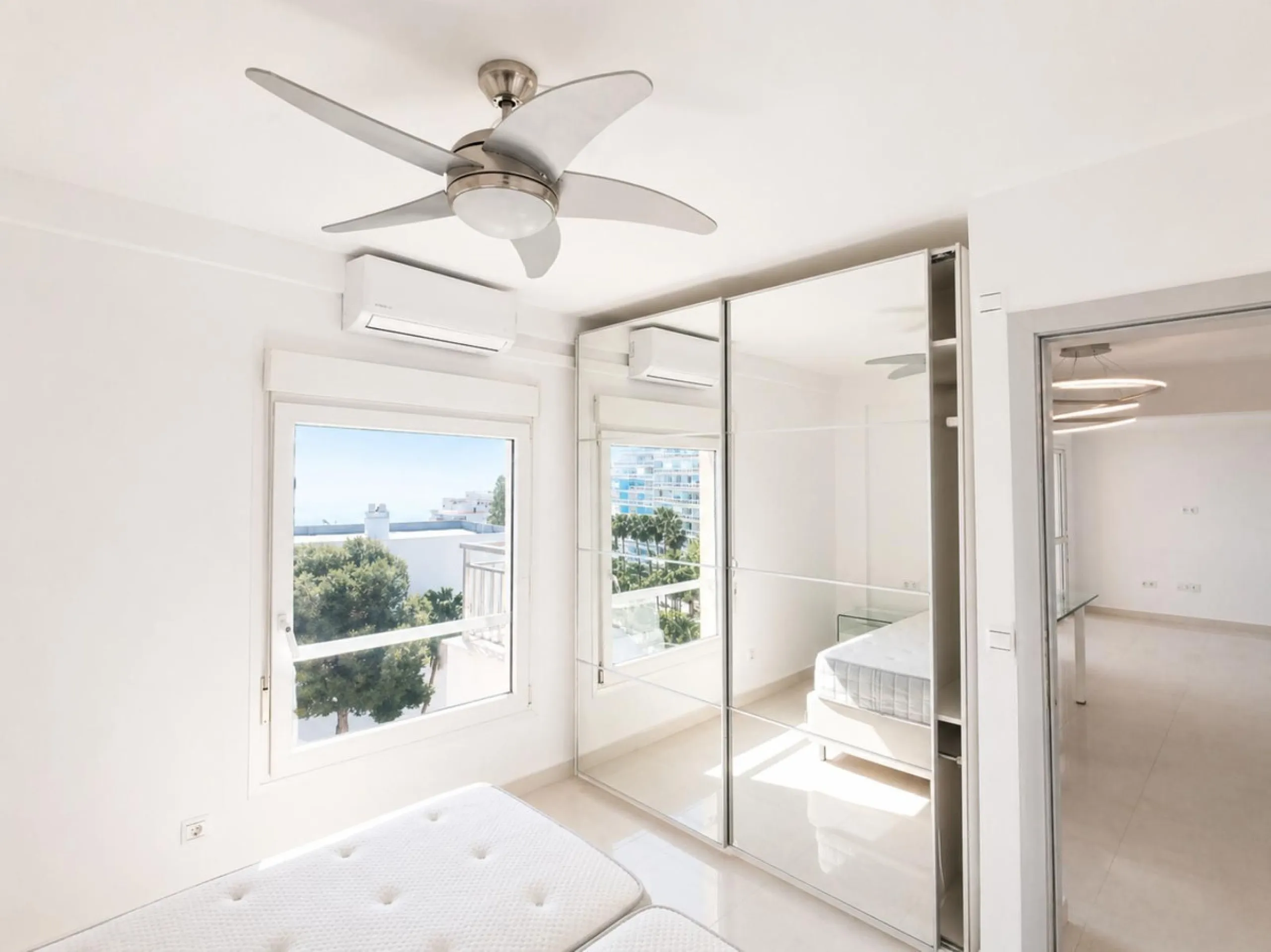 Spacious Apartment with Sea Views & Tourist License – Prime Location