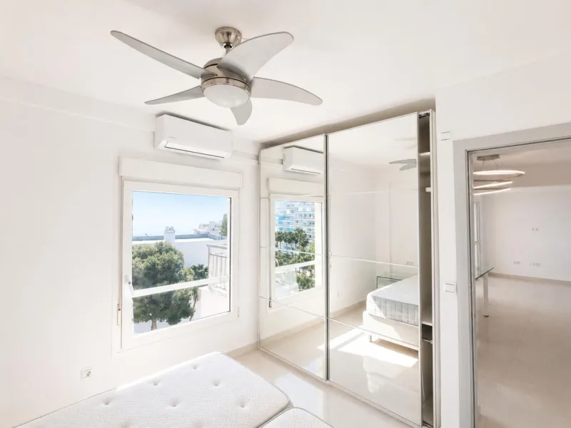 Spacious Apartment with Sea Views & Tourist License – Prime Location