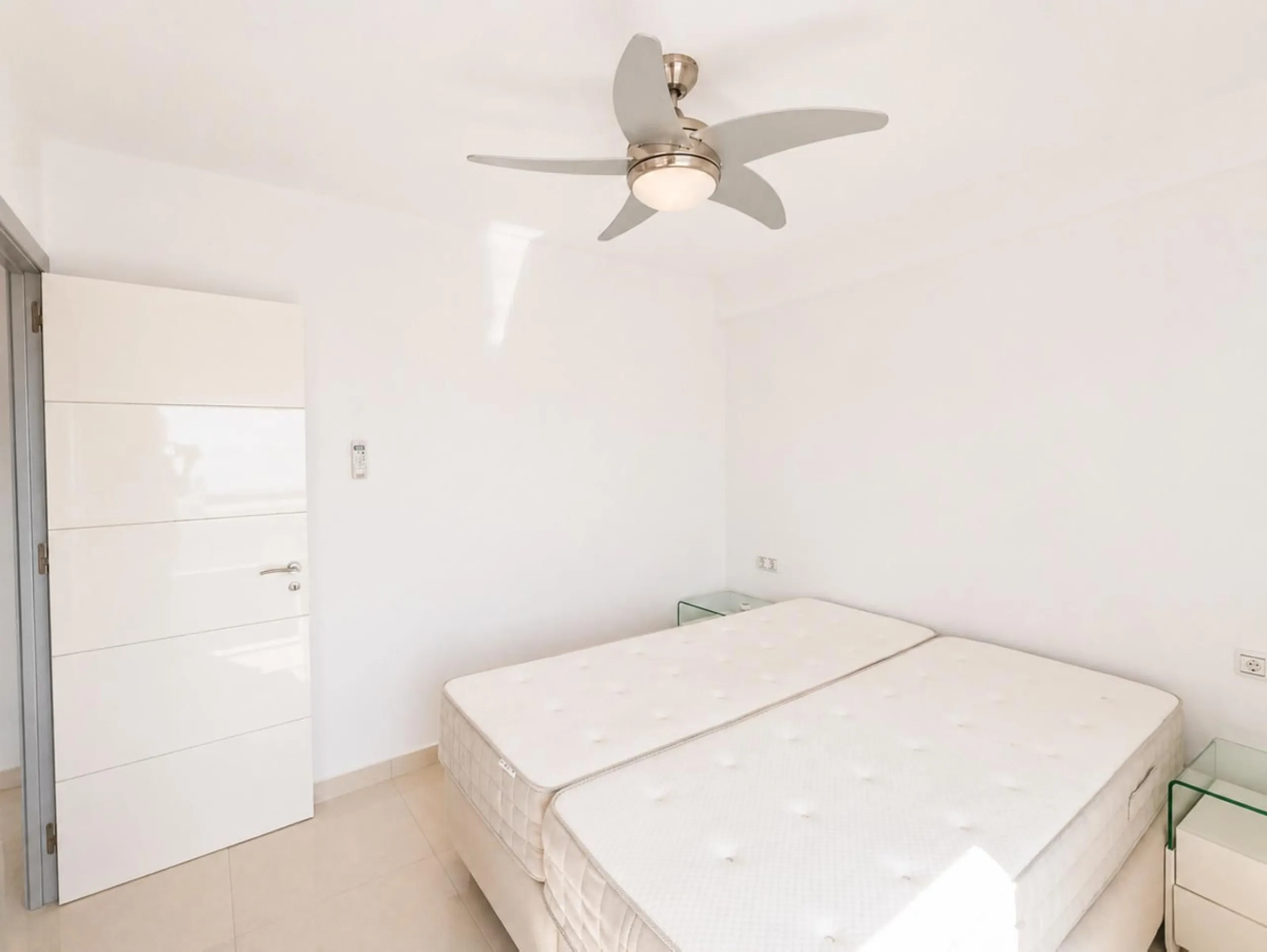 Spacious Apartment with Sea Views & Tourist License – Prime Location