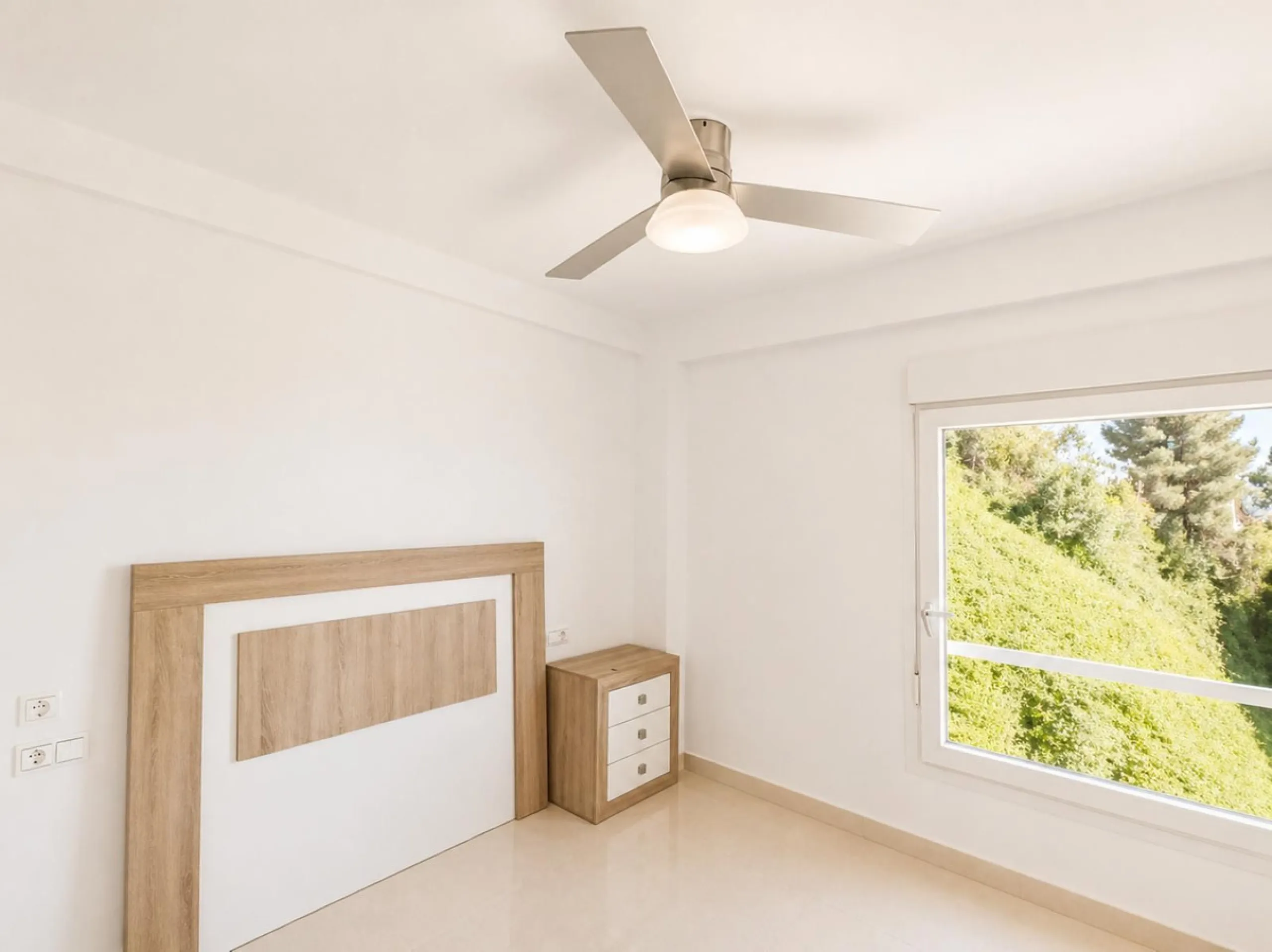 Spacious Apartment with Sea Views & Tourist License – Prime Location