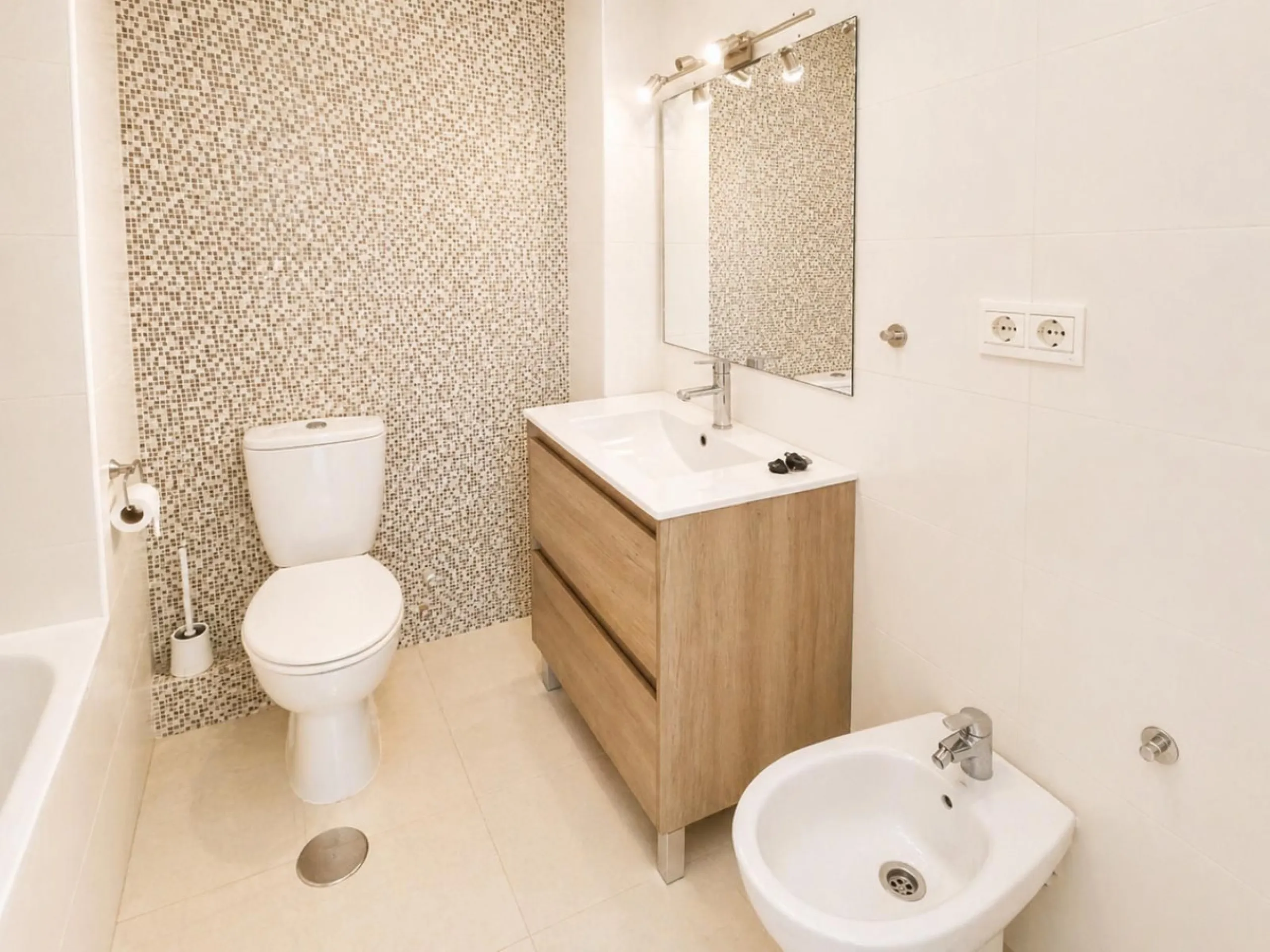 Spacious Apartment with Sea Views & Tourist License – Prime Location