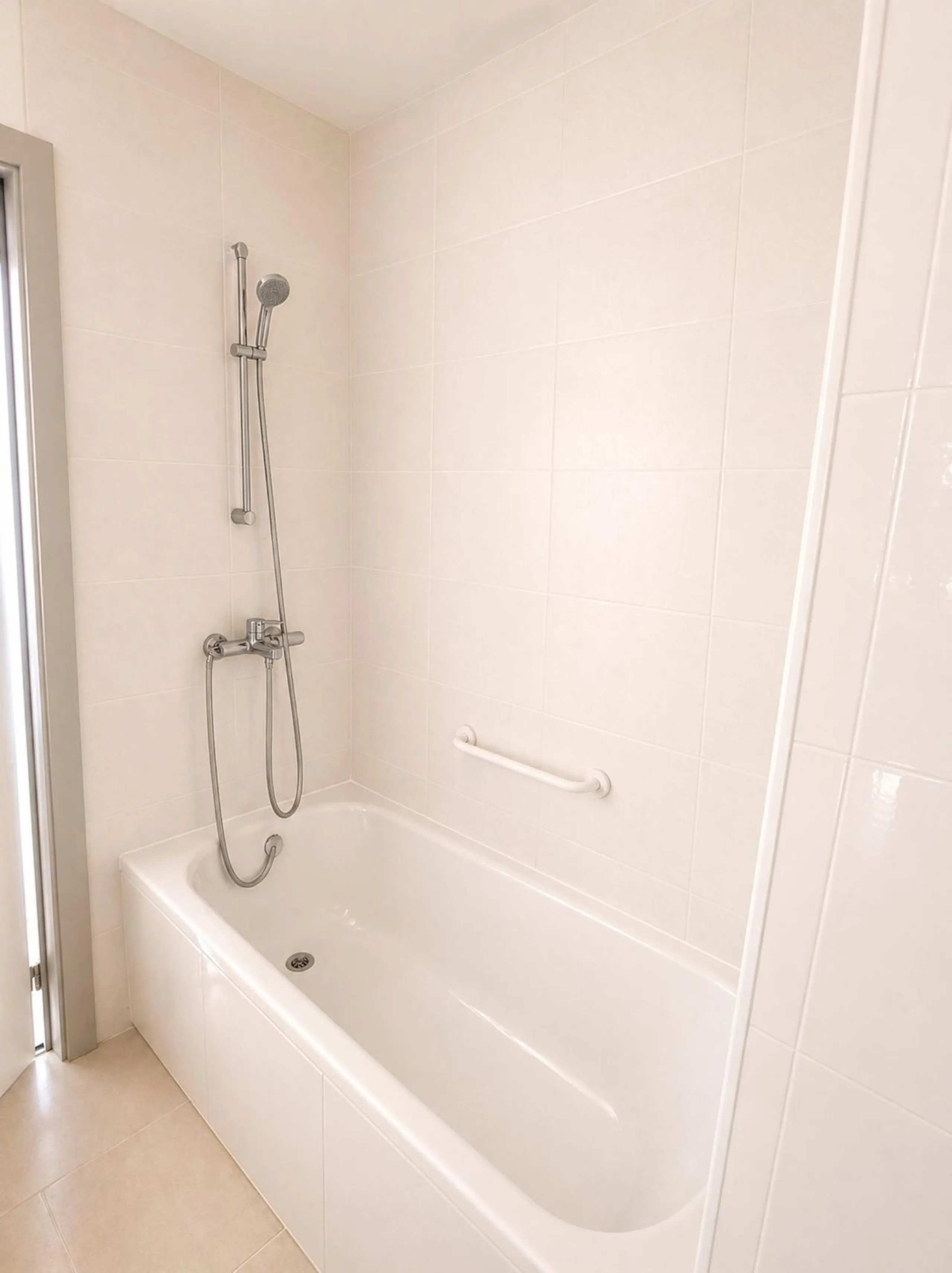 Spacious Apartment with Sea Views & Tourist License – Prime Location