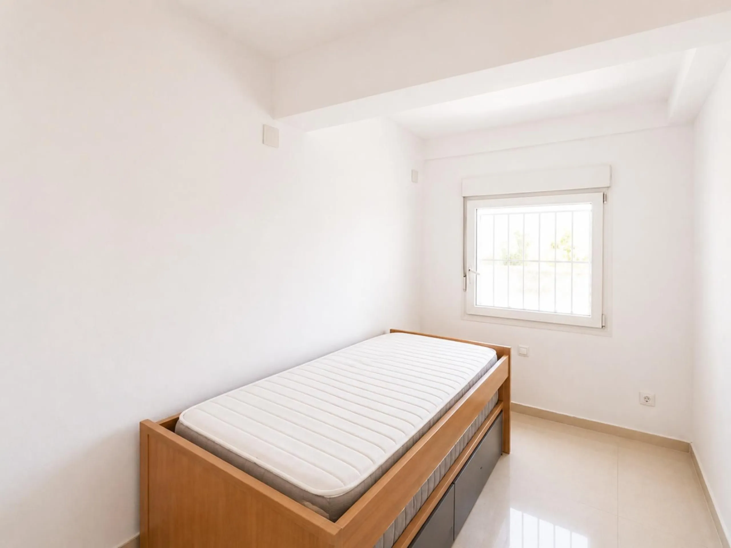 Spacious Apartment with Sea Views & Tourist License – Prime Location