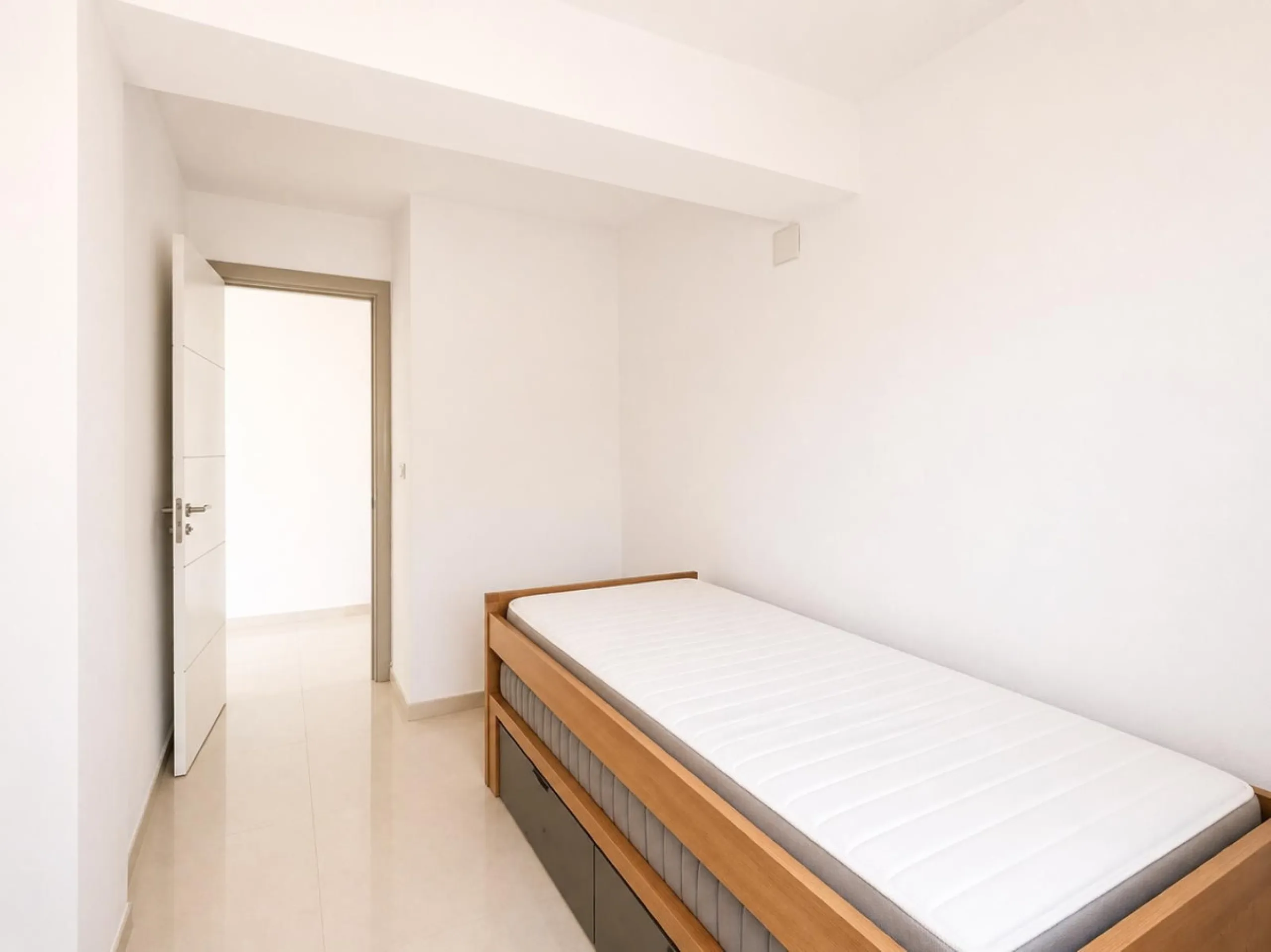 Spacious Apartment with Sea Views & Tourist License – Prime Location
