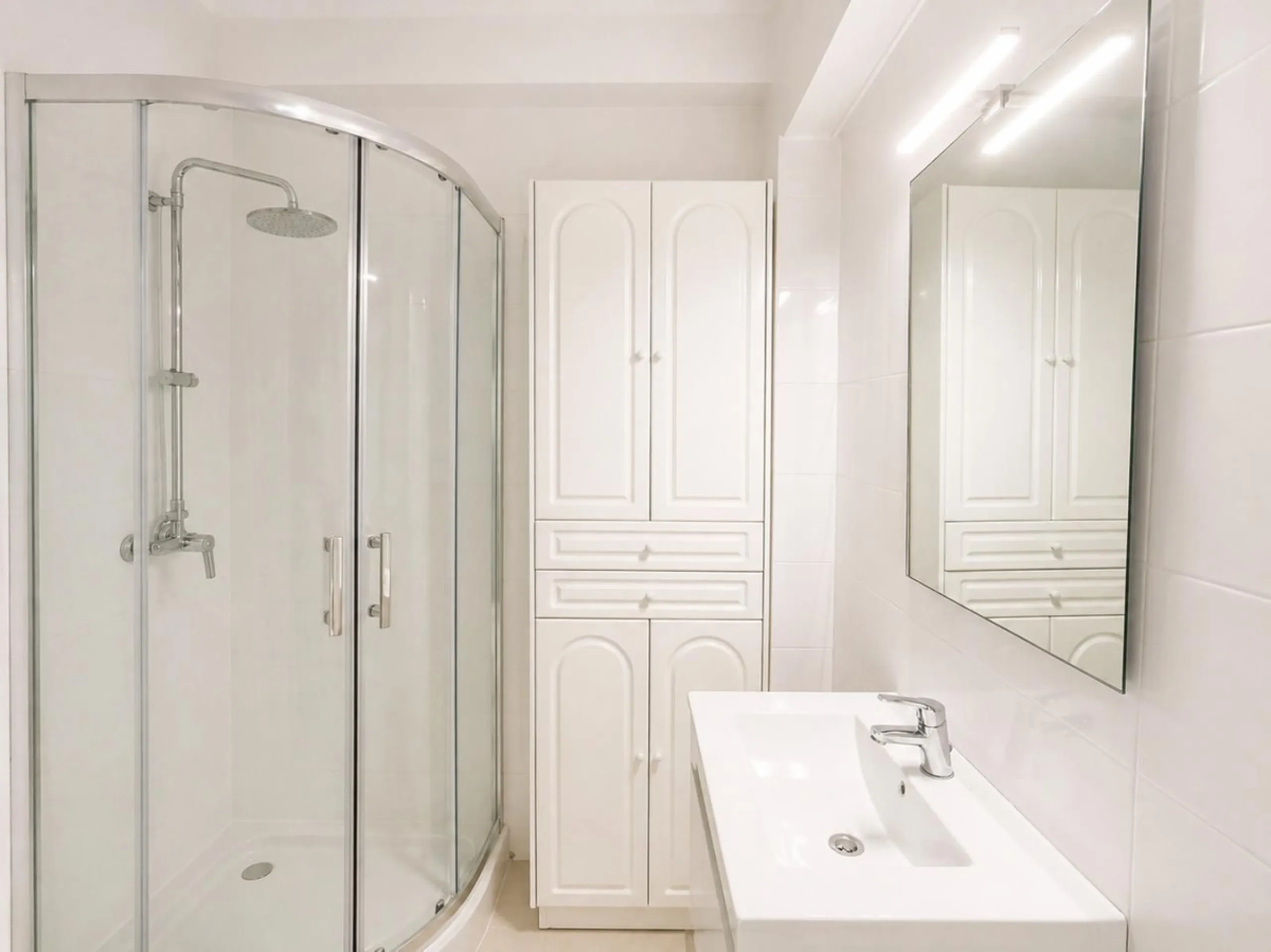 Spacious Apartment with Sea Views & Tourist License – Prime Location
